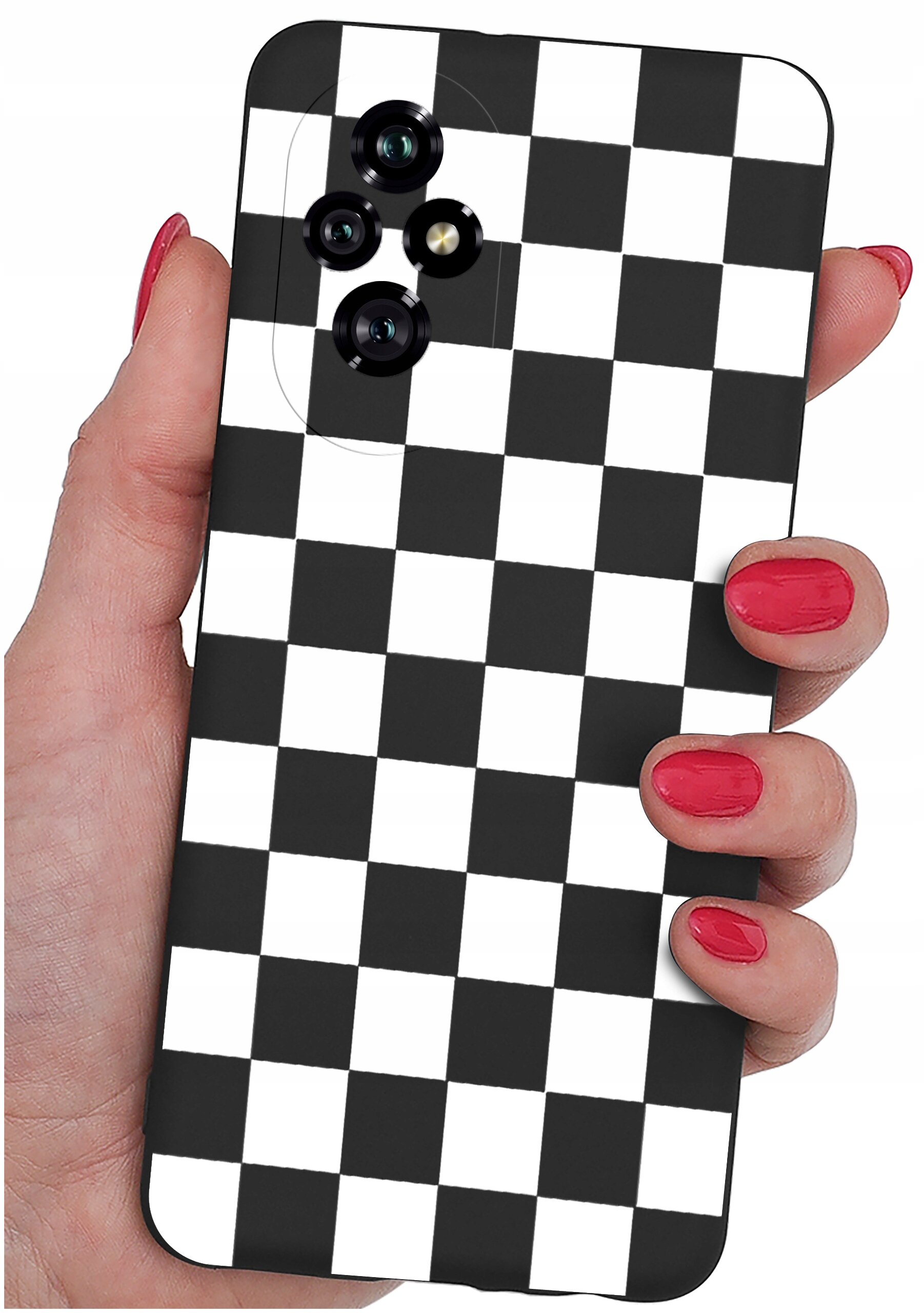 Osoba trzyma telefon z etui w czarno-białą szachownicę. Na etui widoczne są trzy obiektywy aparatu.