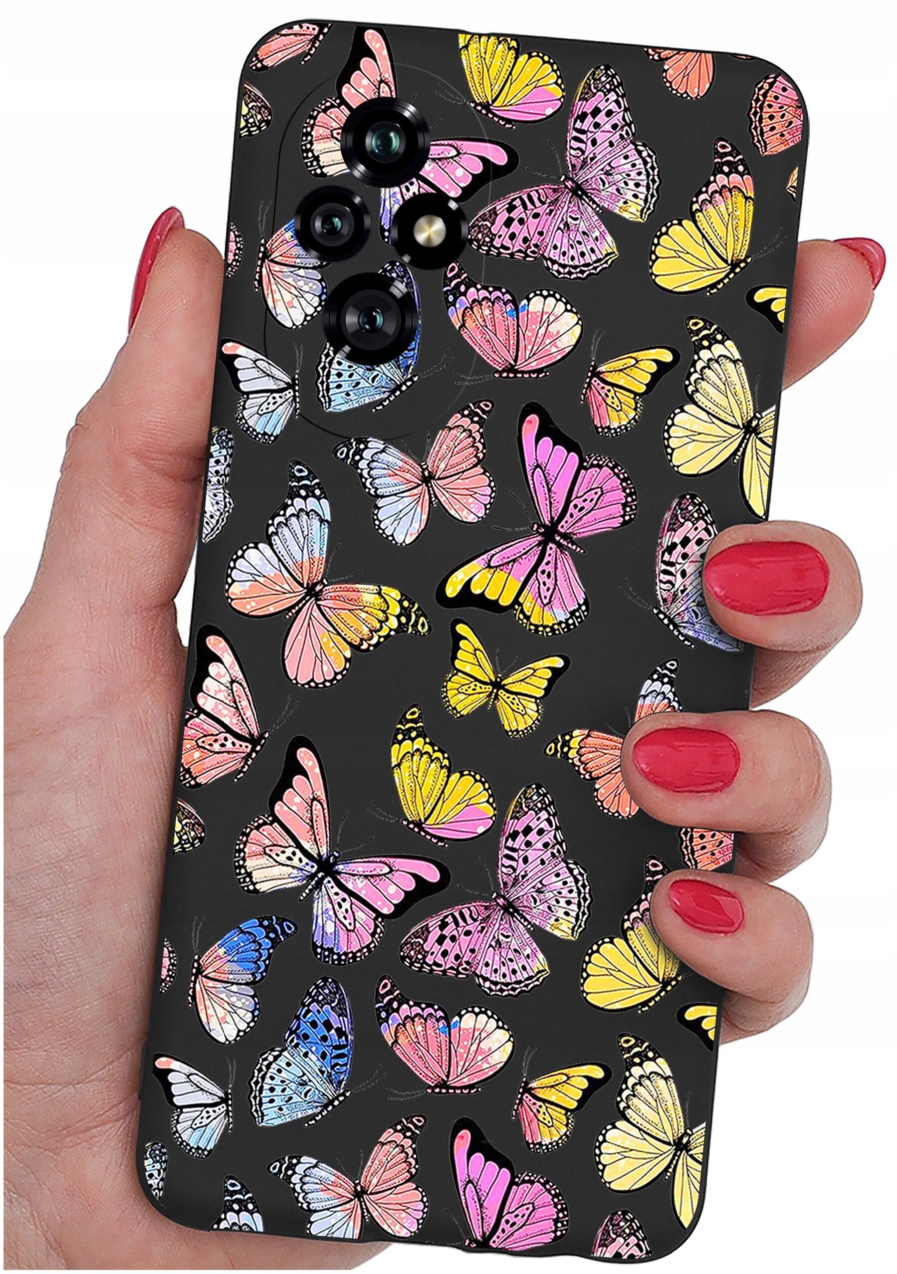 Etui na telefon z kolorowym wzorem motyli na czarnym tle, trzymane w dłoni z pomalowanymi na czerwono paznokciami.