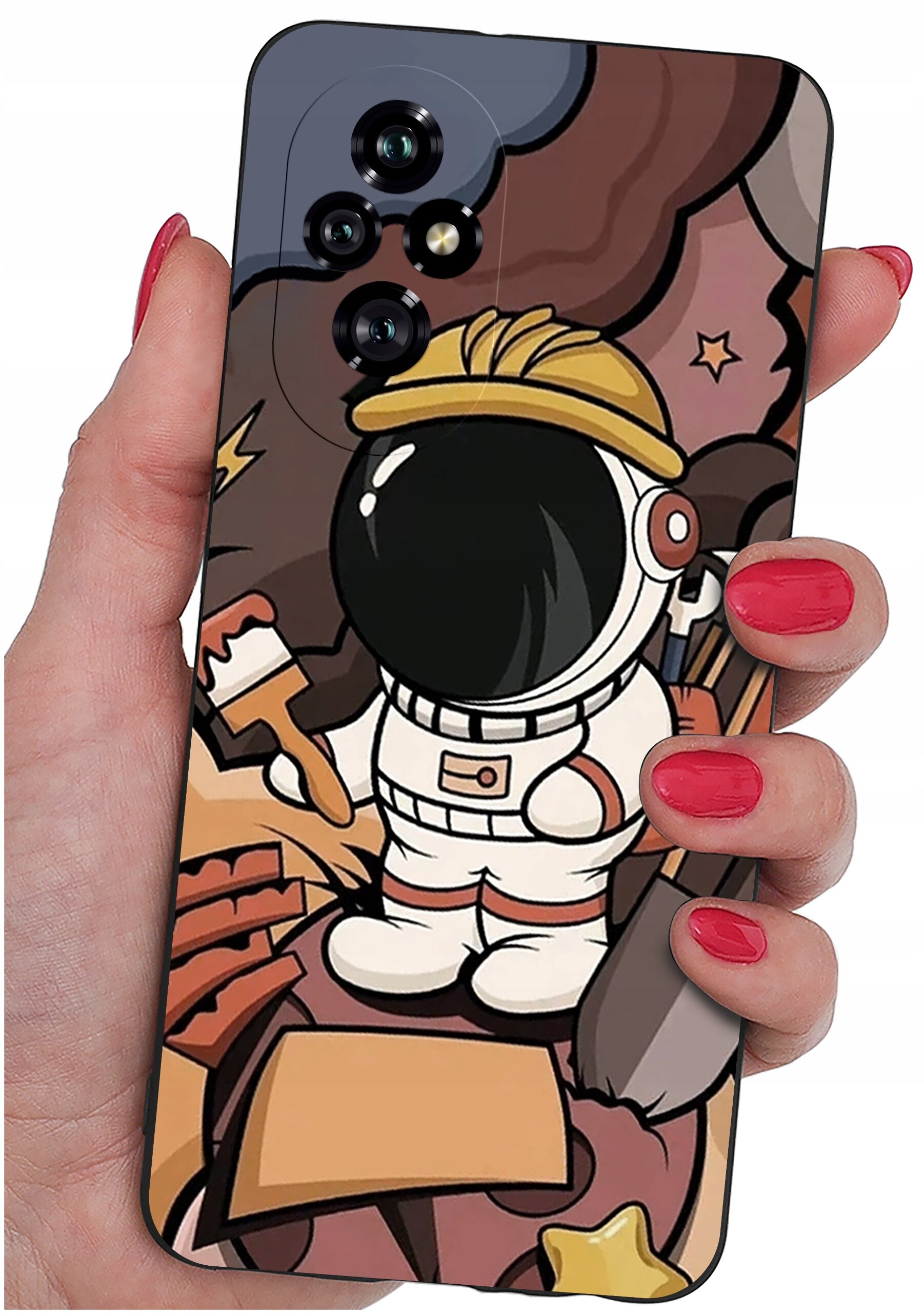 Etui na telefon z kolorowym wzorem przedstawiającym astronautę w kasku, trzymającego pędzel. Etui jest trzymane w dłoni z pomalowanymi na czerwono paznokciami.