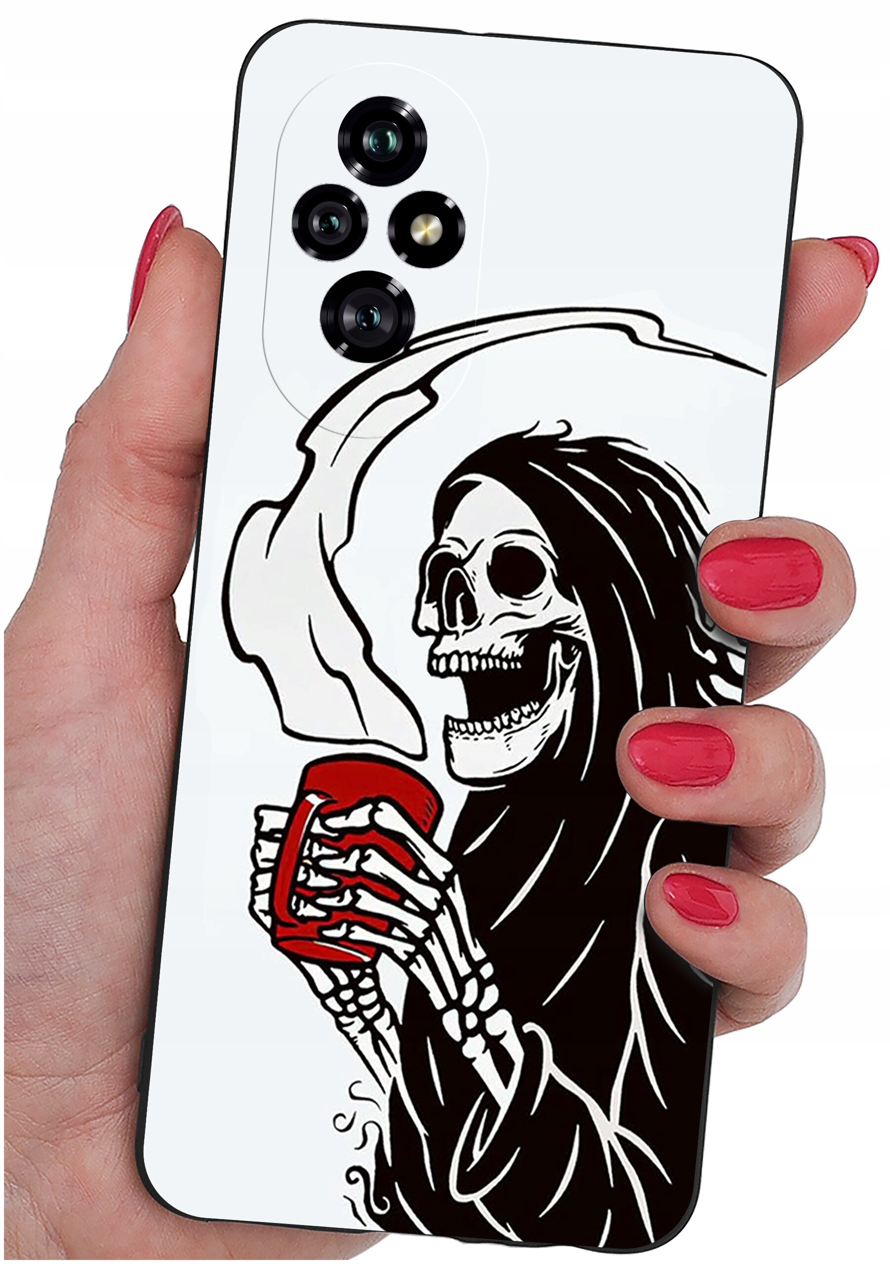 Etui na telefon z nadrukiem szkieletu w kapturze trzymającego czerwony kubek, widoczne w dłoni z pomalowanymi na czerwono paznokciami. Etui ma wycięcia na cztery obiektywy aparatu.