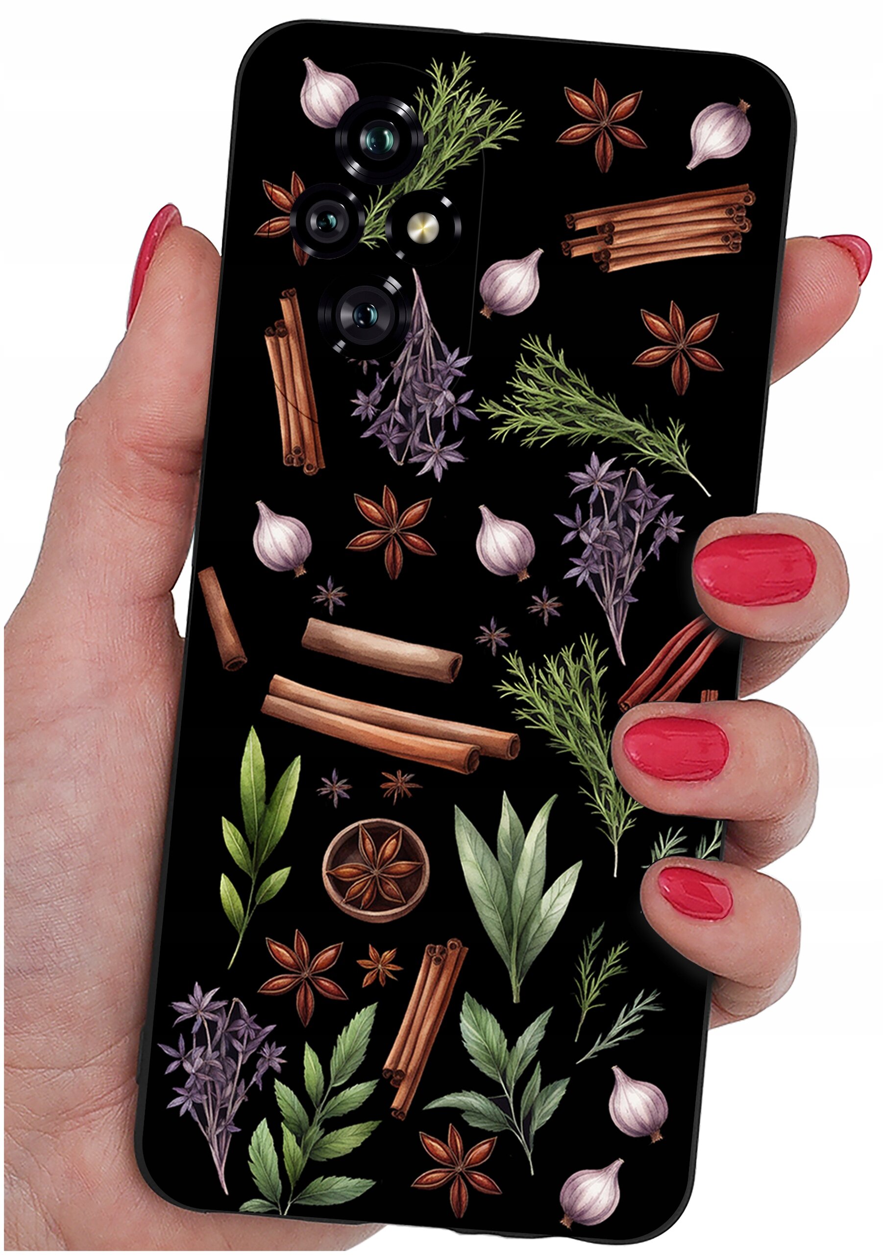 Etui na telefon z czarnym tłem ozdobione wzorami przypraw i ziół, takimi jak cynamon, anyż, czosnek i liście. Etui trzymane jest w dłoni z pomalowanymi na czerwono paznokciami.