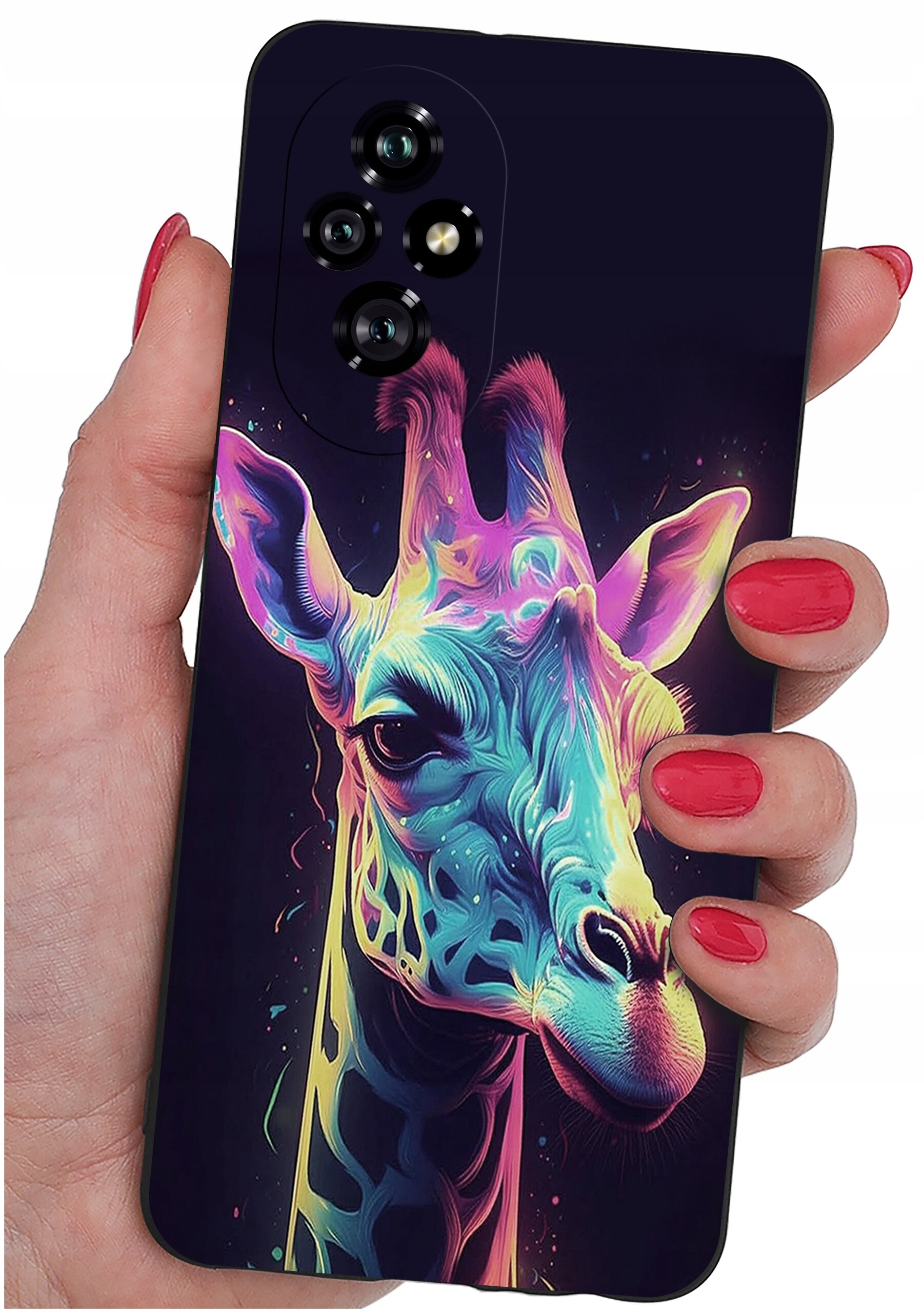 Etui na telefon z kolorowym wzorem żyrafy trzymane w dłoni z pomalowanymi na czerwono paznokciami. Etui ma wycięcia na aparat z czterema obiektywami.