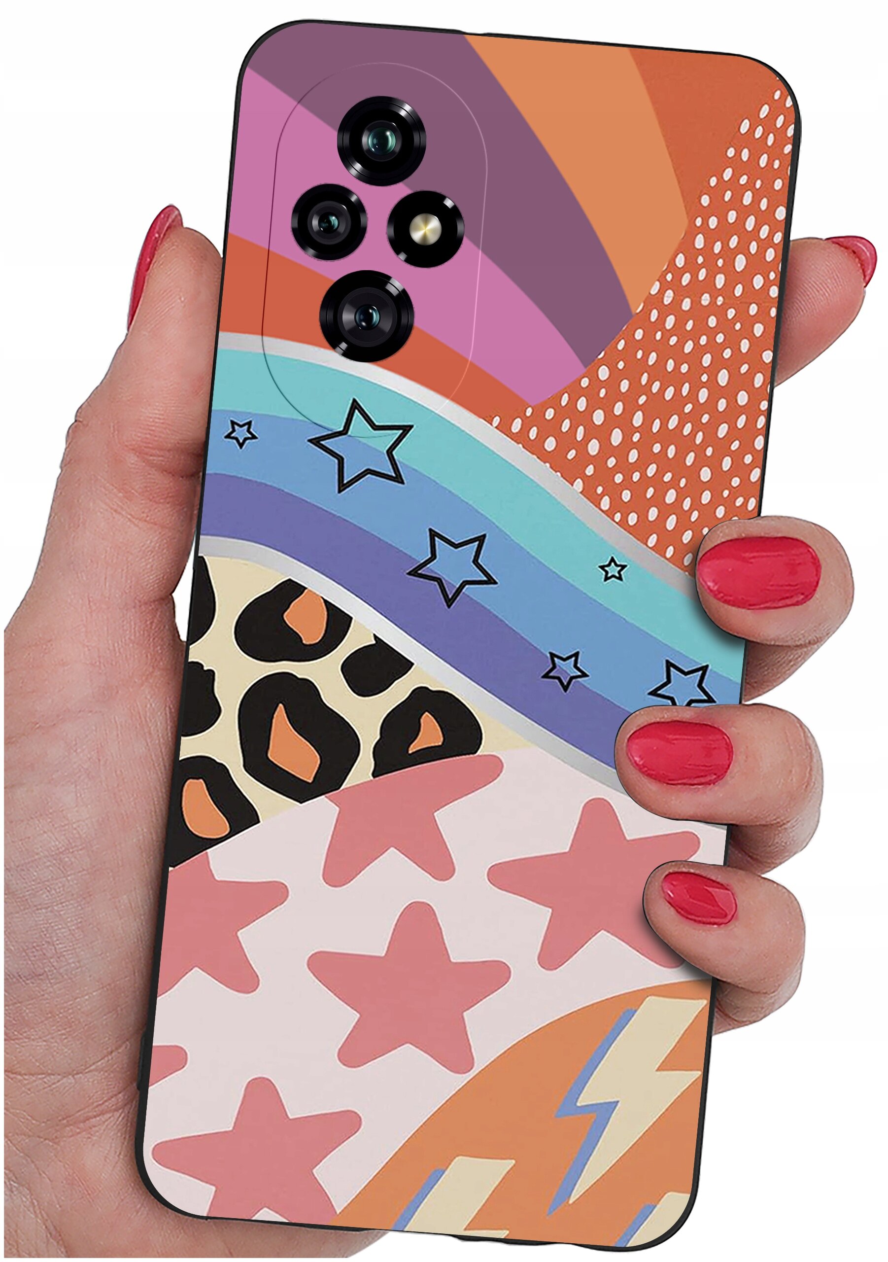 Osoba trzyma telefon z kolorowym etui, które ma wzory w gwiazdy, paski i kropki w różnych kolorach, takich jak pomarańczowy, niebieski i różowy. Etui posiada wycięcia na cztery obiektywy aparatu.