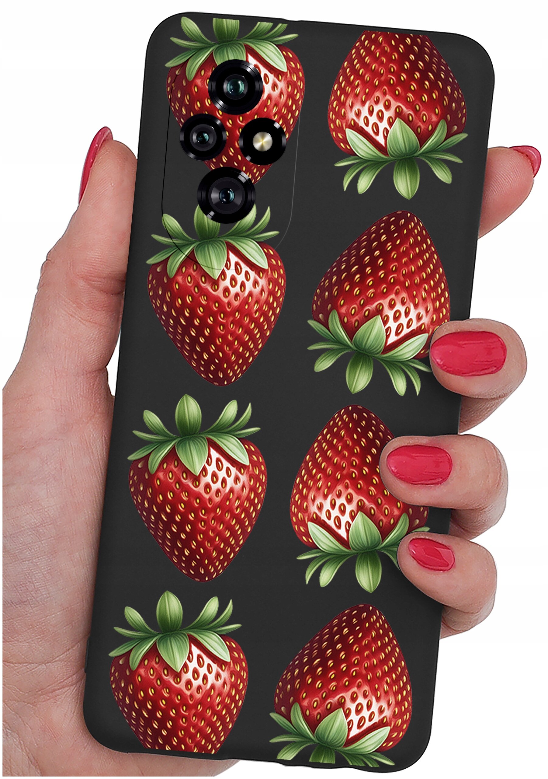 Etui na telefon z wzorem truskawek, trzymane w dłoni z pomalowanymi na czerwono paznokciami. Etui ma czarne tło i wycięcia na aparat.