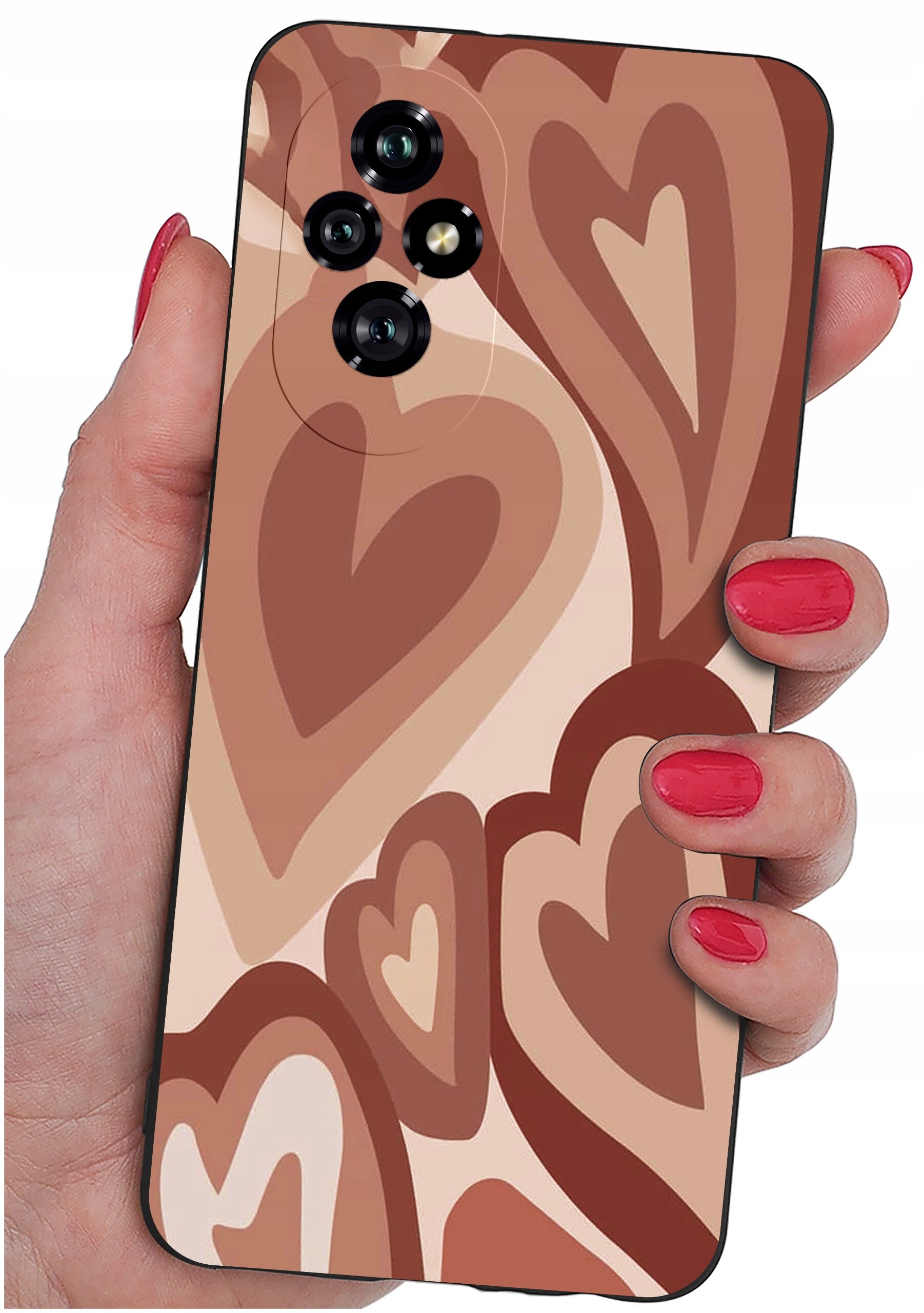 Osoba trzyma telefon z etui ozdobionym wzorem w brązowe serca. Etui ma wycięcia na cztery obiektywy aparatu.