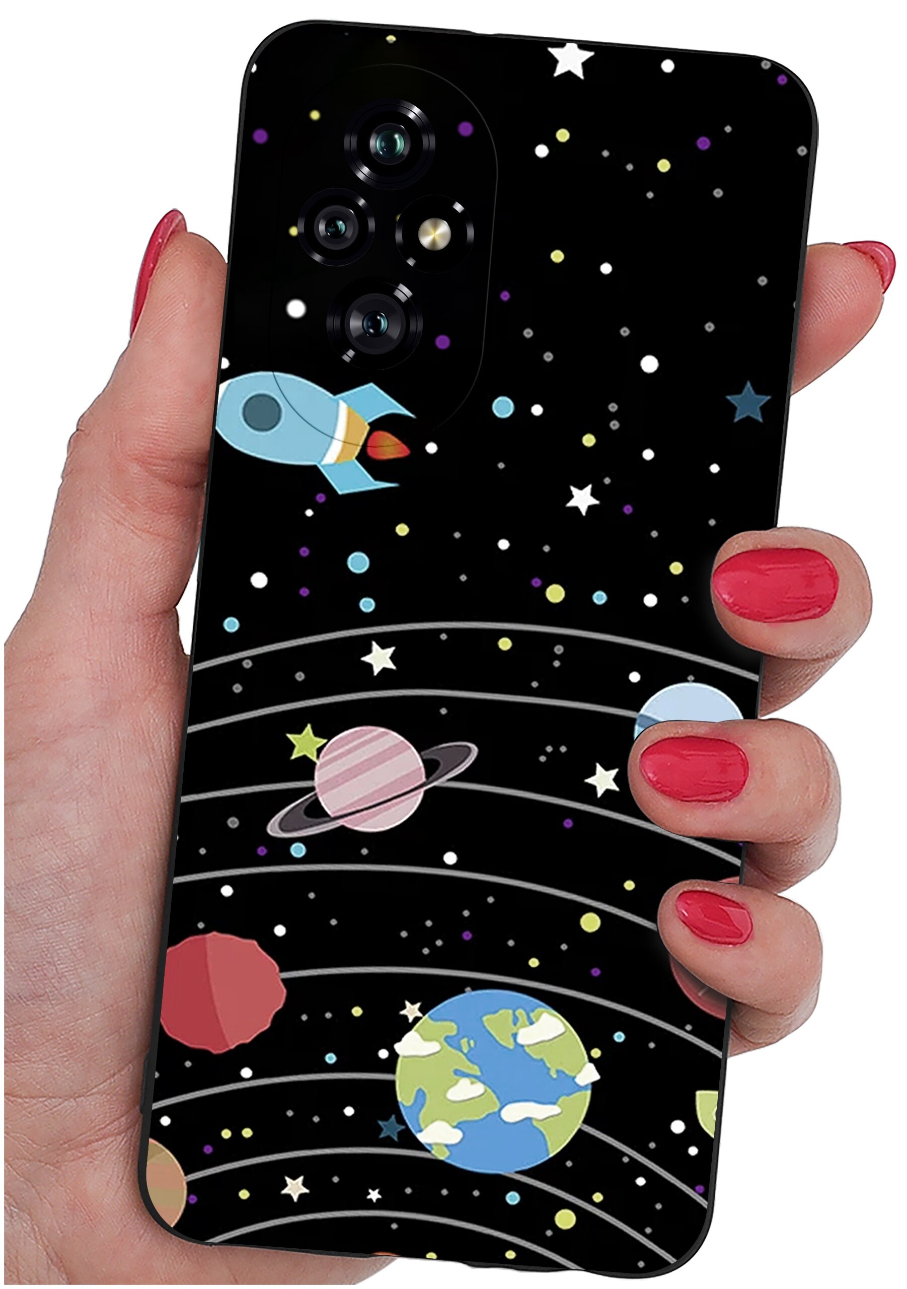 Etui na telefon z motywem kosmosu, przedstawiające planety, gwiazdy i rakietę na czarnym tle. Etui trzymane jest w dłoni z pomalowanymi na czerwono paznokciami.