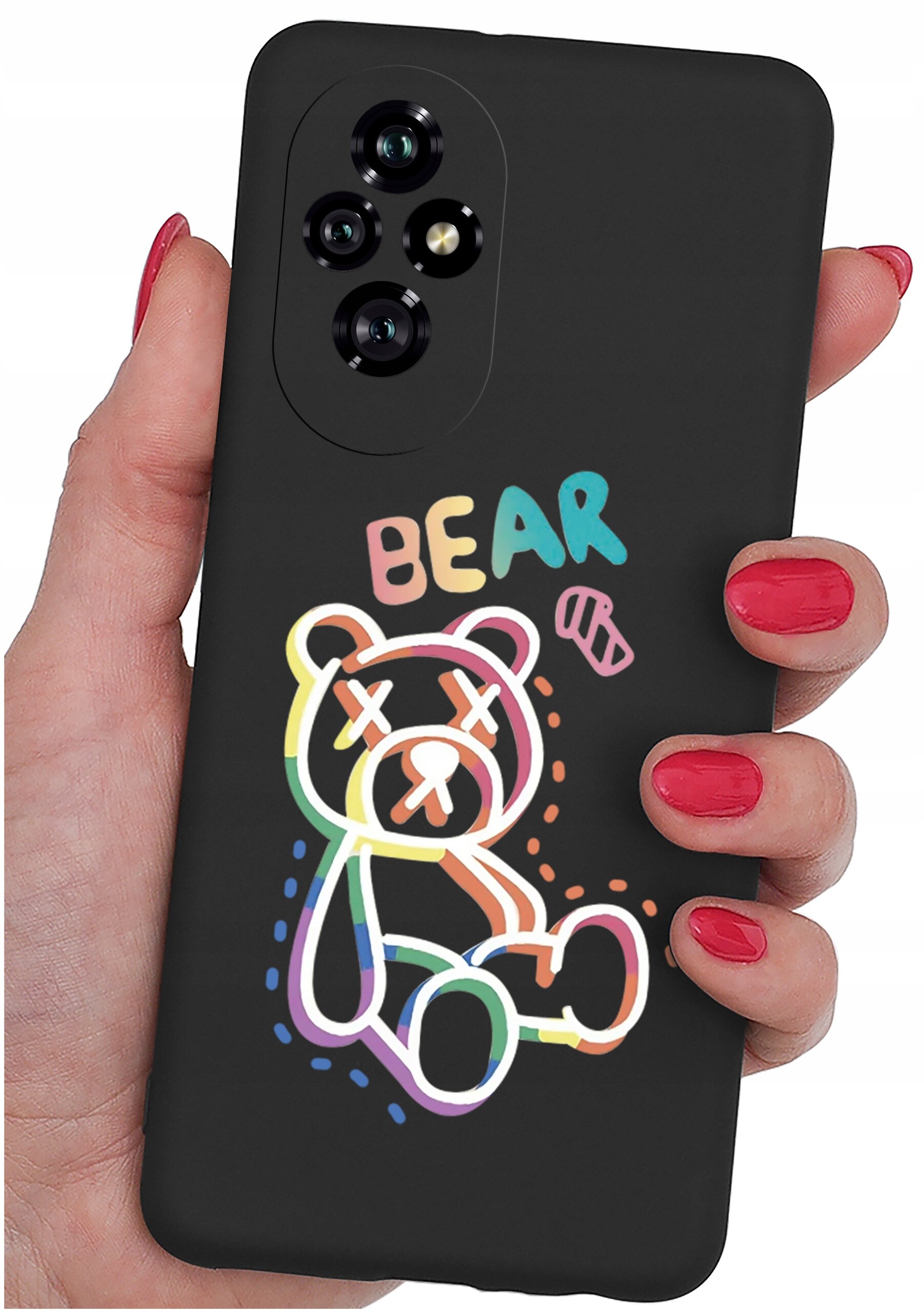 Czarna obudowa telefonu z kolorowym rysunkiem misia i napisem \'BEAR\'. Obudowa jest trzymana w dłoni z pomalowanymi na czerwono paznokciami.