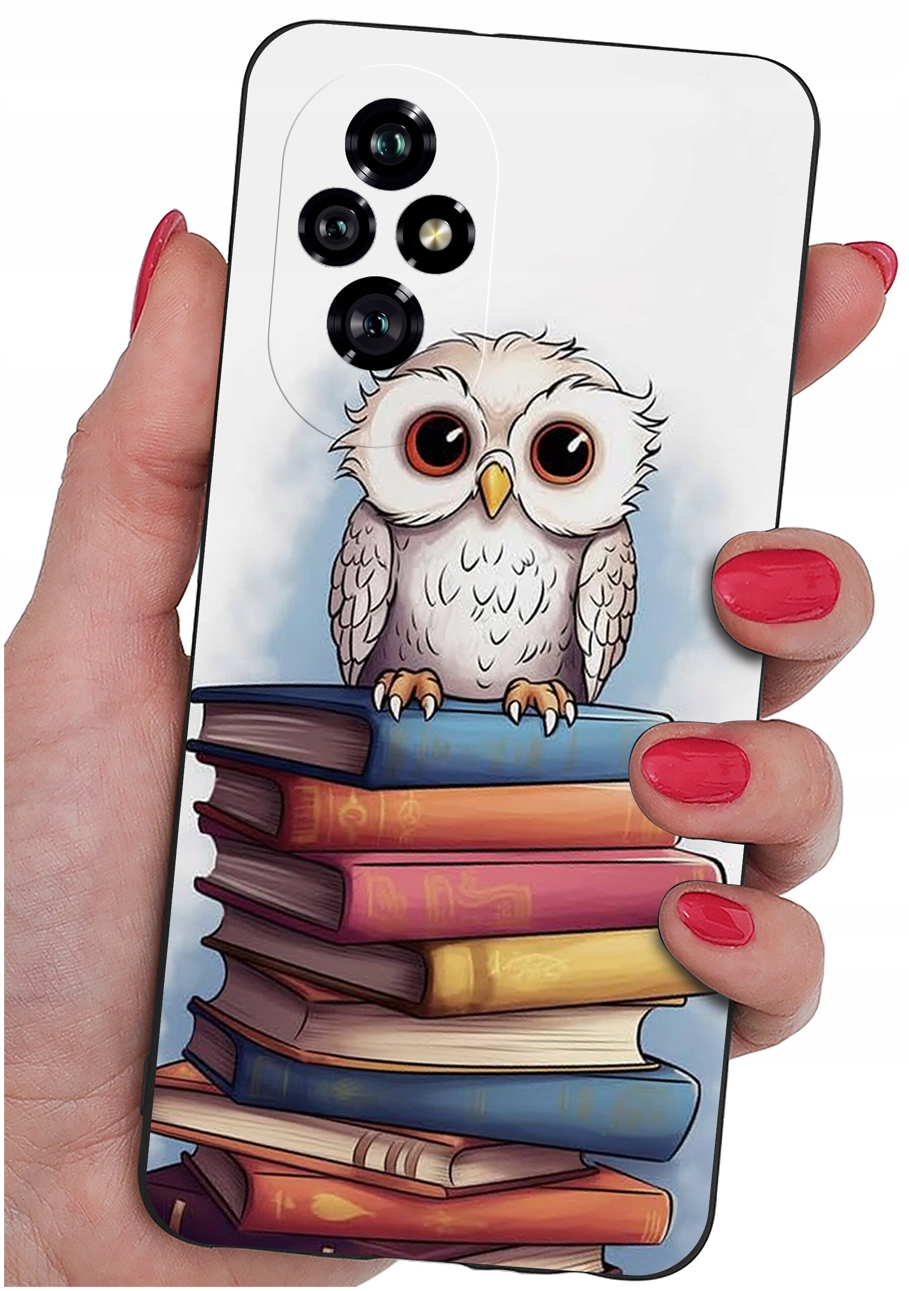 Etui na telefon z nadrukiem sowy siedzącej na stosie książek, trzymane w dłoni z pomalowanymi na czerwono paznokciami. Etui ma wycięcia na cztery obiektywy aparatu.