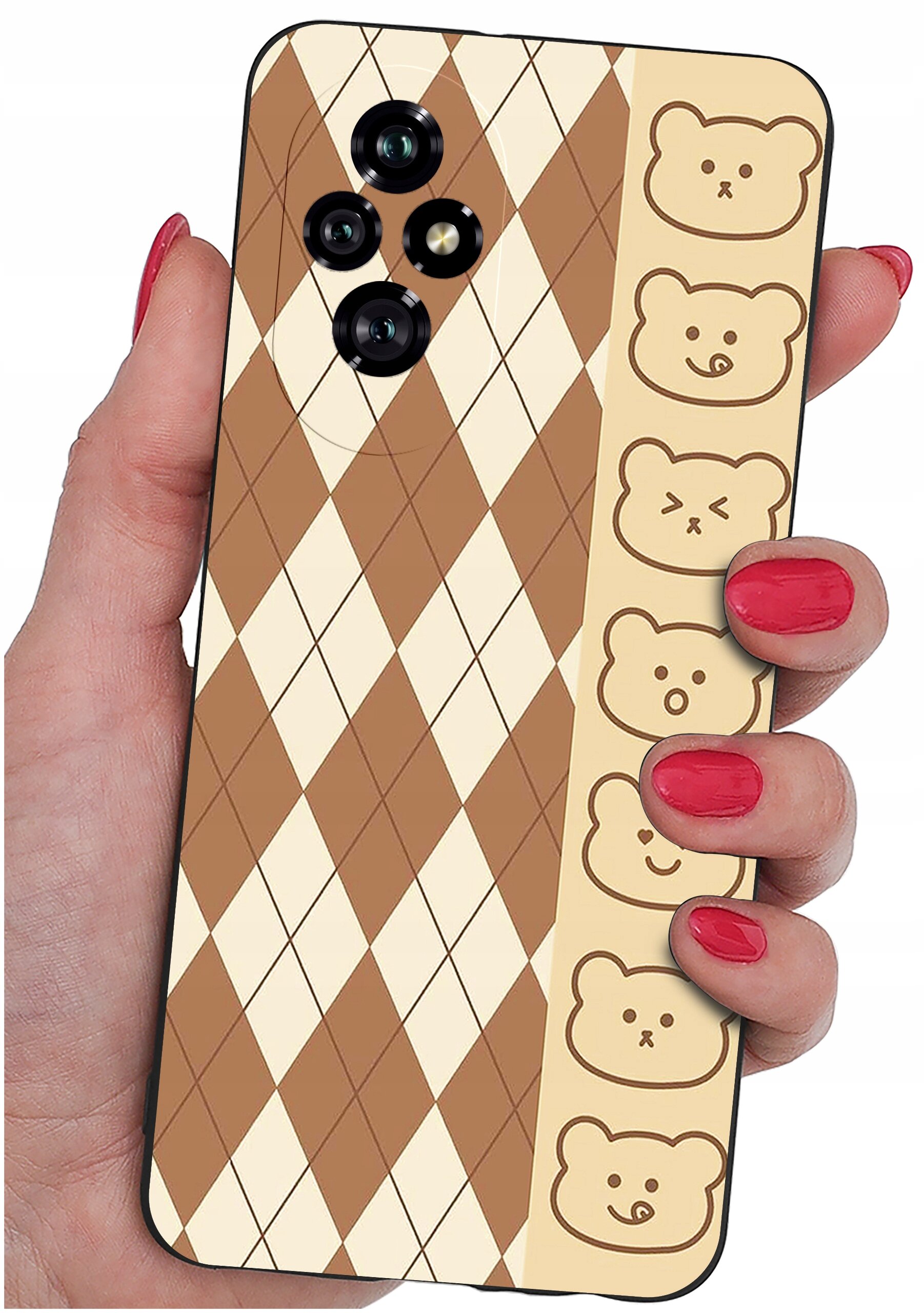 Etui na telefon z wzorem w romby w kolorach brązowym i kremowym oraz rzędem rysunków misiów po boku. Etui trzymane jest w dłoni z pomalowanymi na czerwono paznokciami.