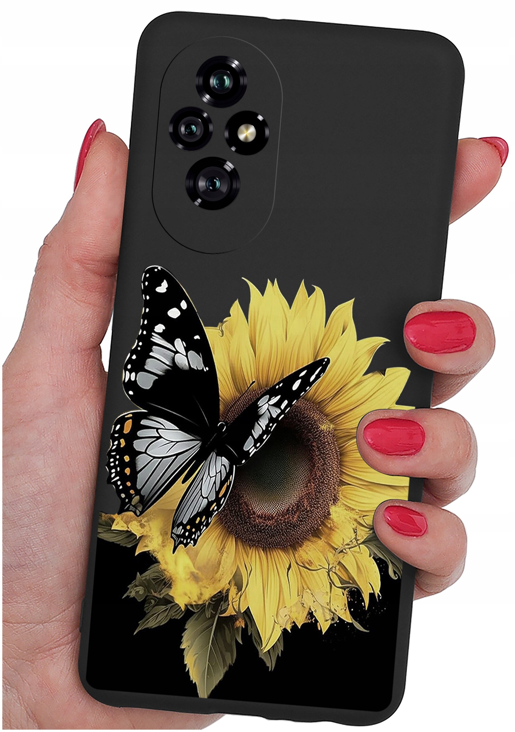 Osoba trzyma czarne etui na telefon z nadrukiem słonecznika i motyla. Etui ma wycięcia na aparat z trzema obiektywami.
