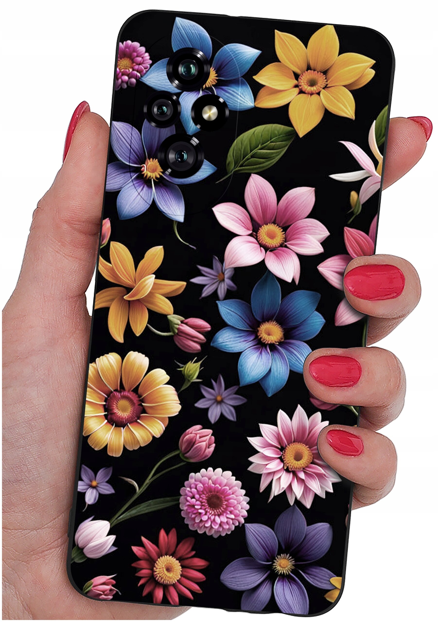 Osoba trzyma telefon z etui ozdobionym kolorowymi kwiatami na czarnym tle. Etui ma wycięcia na cztery obiektywy aparatu.
