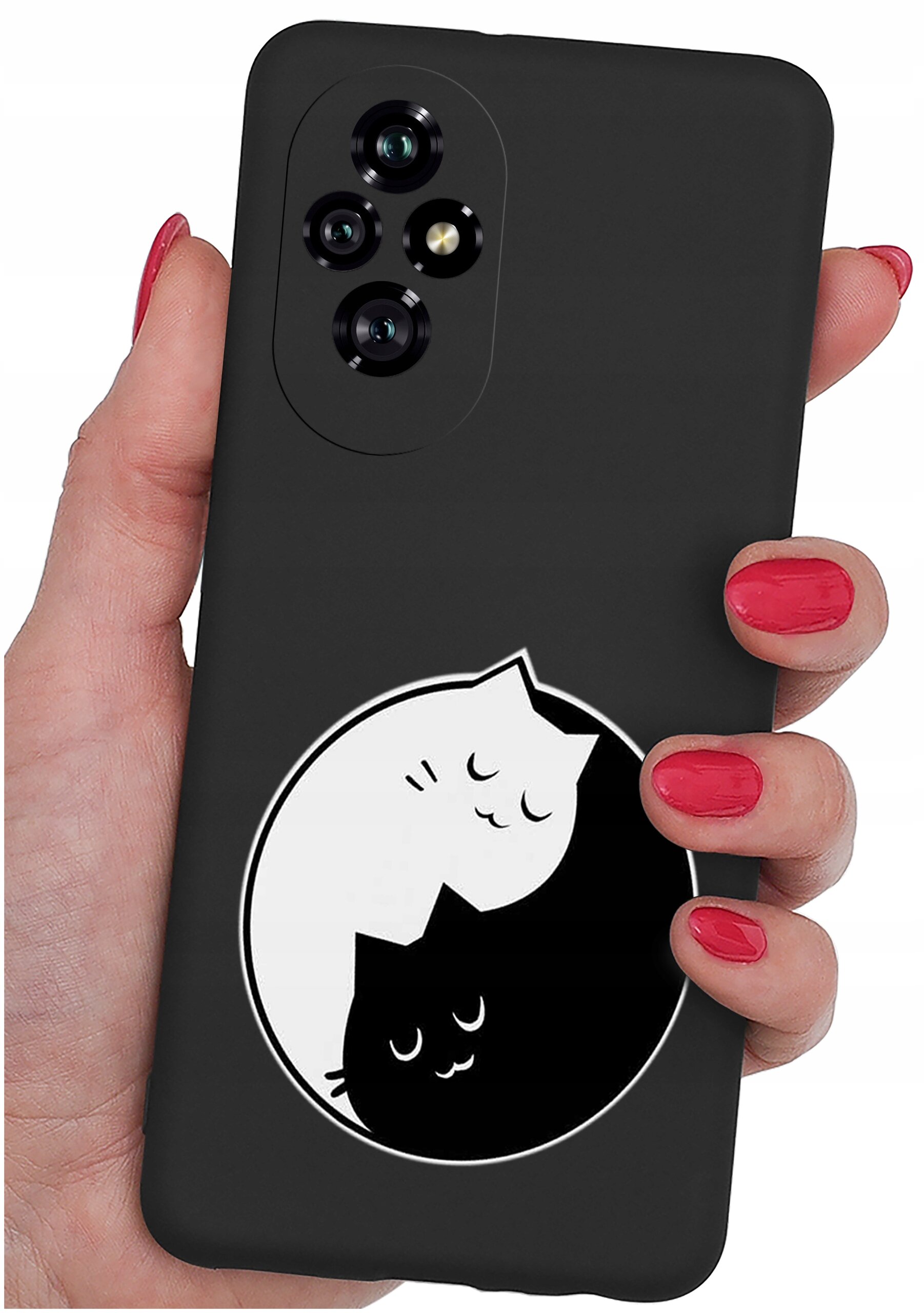 Czarne etui na telefon z grafiką dwóch kotów w stylu yin-yang. Etui trzymane jest w dłoni z pomalowanymi na czerwono paznokciami.