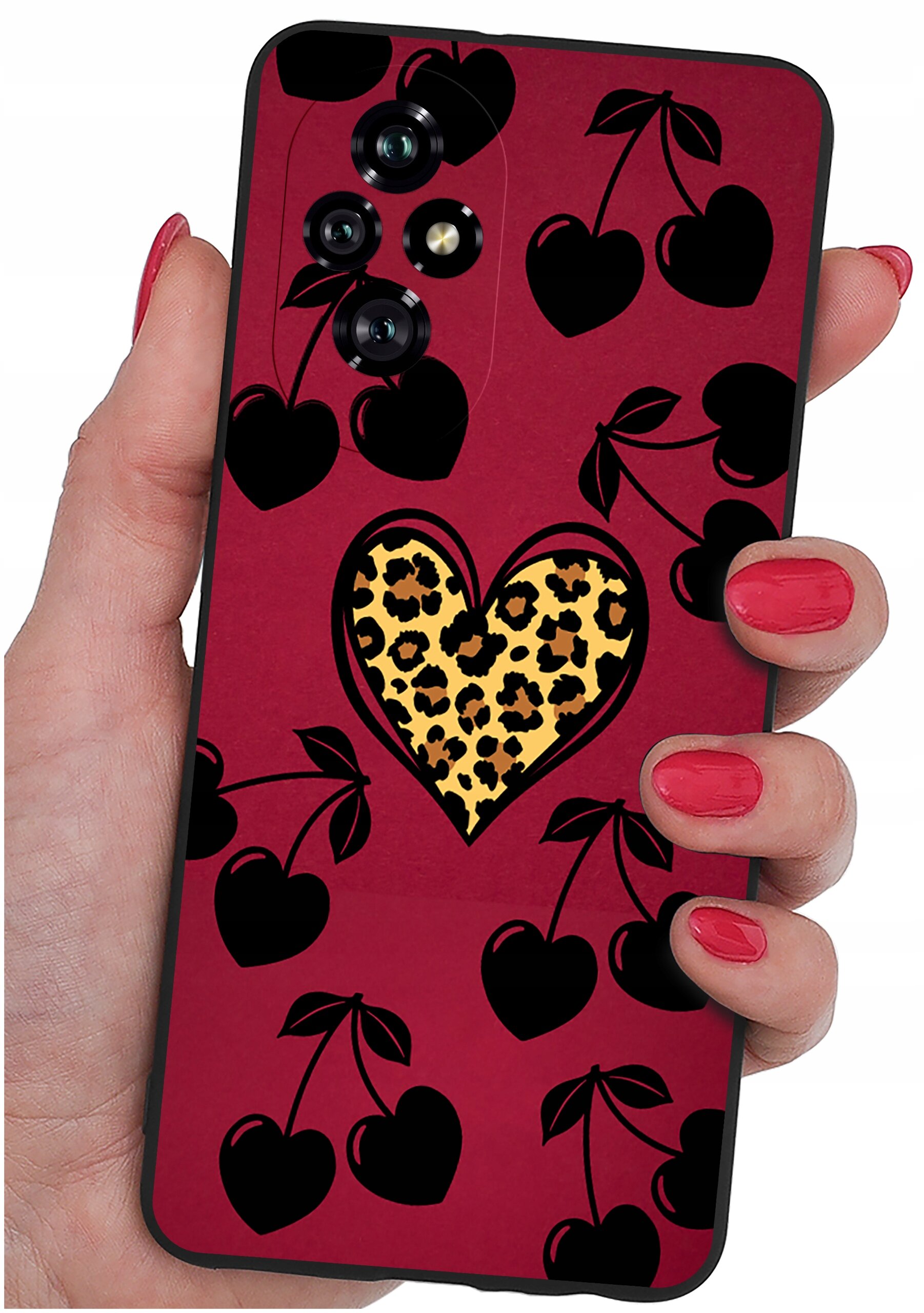 Etui na telefon w kolorze bordowym z czarnymi wzorami w kształcie wisienek i sercem z motywem panterki. Etui trzymane jest w dłoni z pomalowanymi na czerwono paznokciami.
