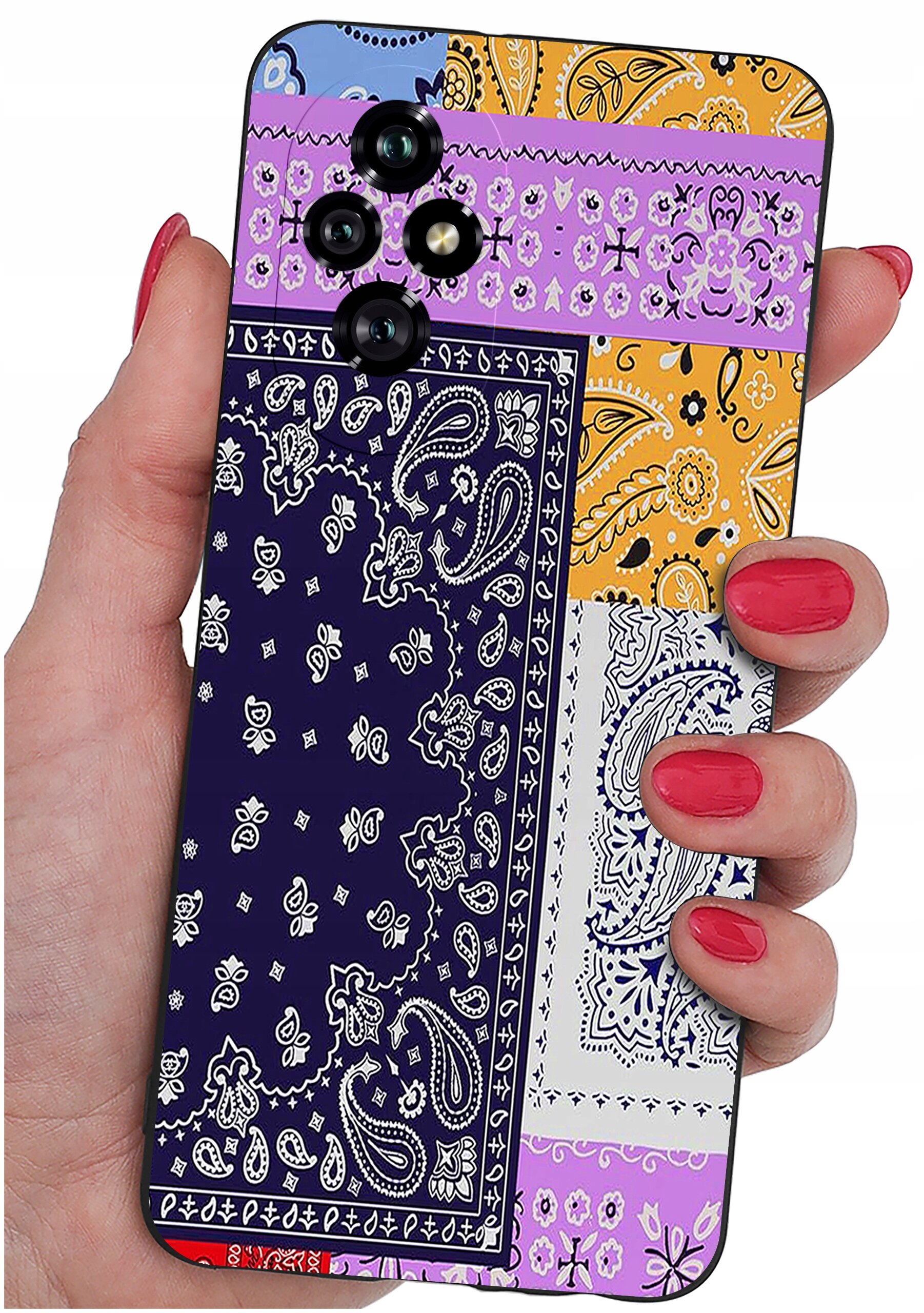 Etui na telefon z kolorowym wzorem paisley, trzymane w dłoni z pomalowanymi na czerwono paznokciami. Etui ma wycięcia na cztery obiektywy aparatu.