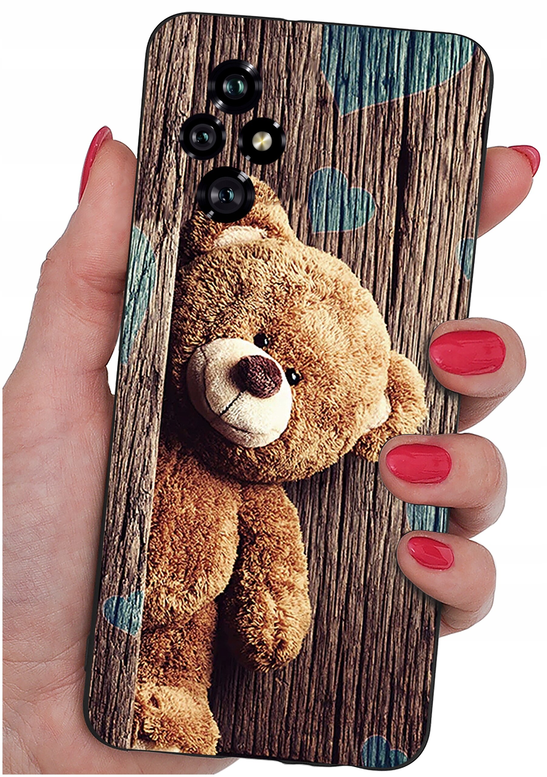 Etui na telefon z nadrukiem misia na tle drewnianych desek, trzymane w dłoni z pomalowanymi na czerwono paznokciami. Na etui widoczne są również niebieskie serca.