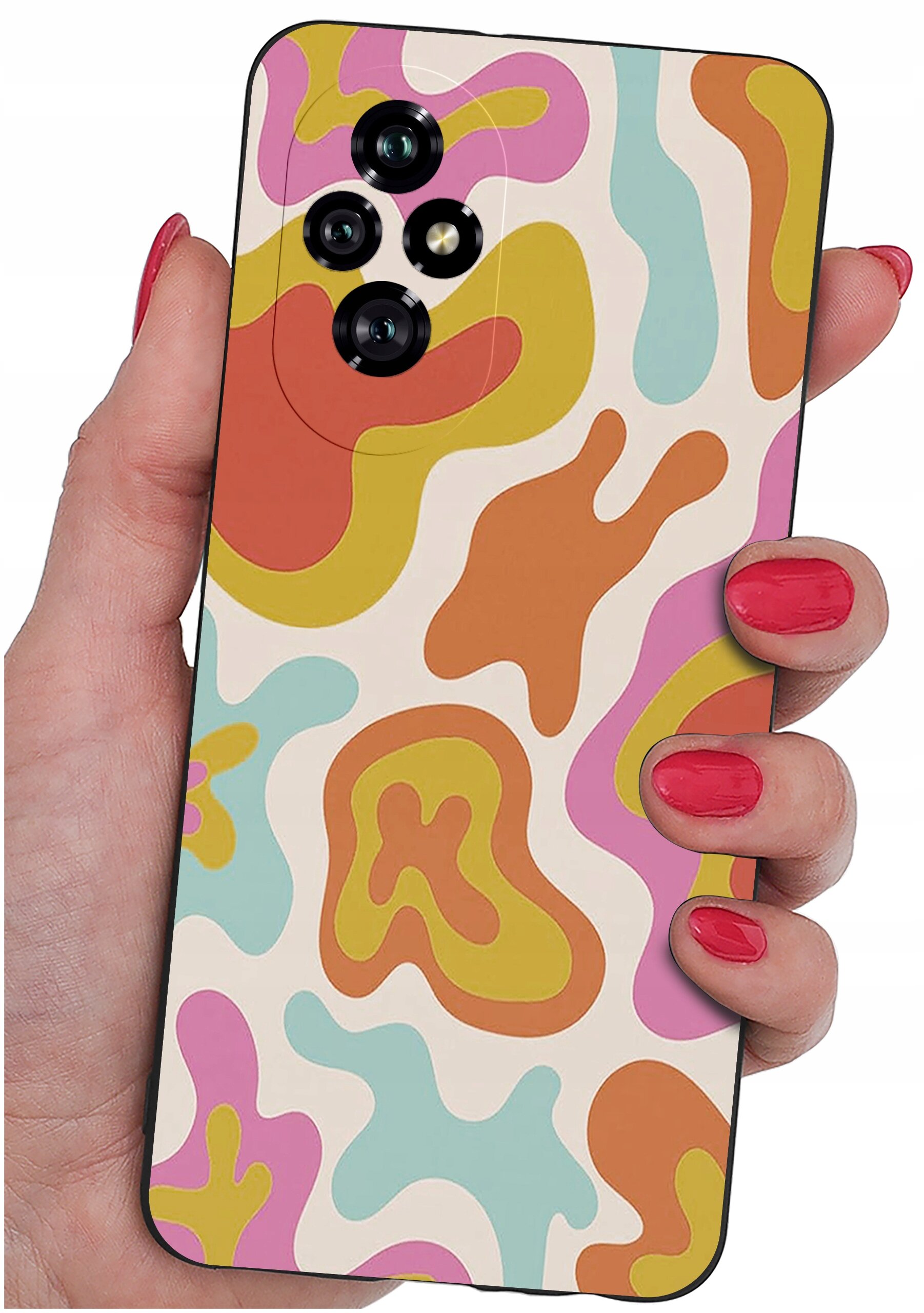 Osoba trzyma telefon z kolorowym etui w abstrakcyjne wzory w odcieniach pomarańczowego, różowego, żółtego i niebieskiego. Na etui widoczne są cztery obiektywy aparatu.