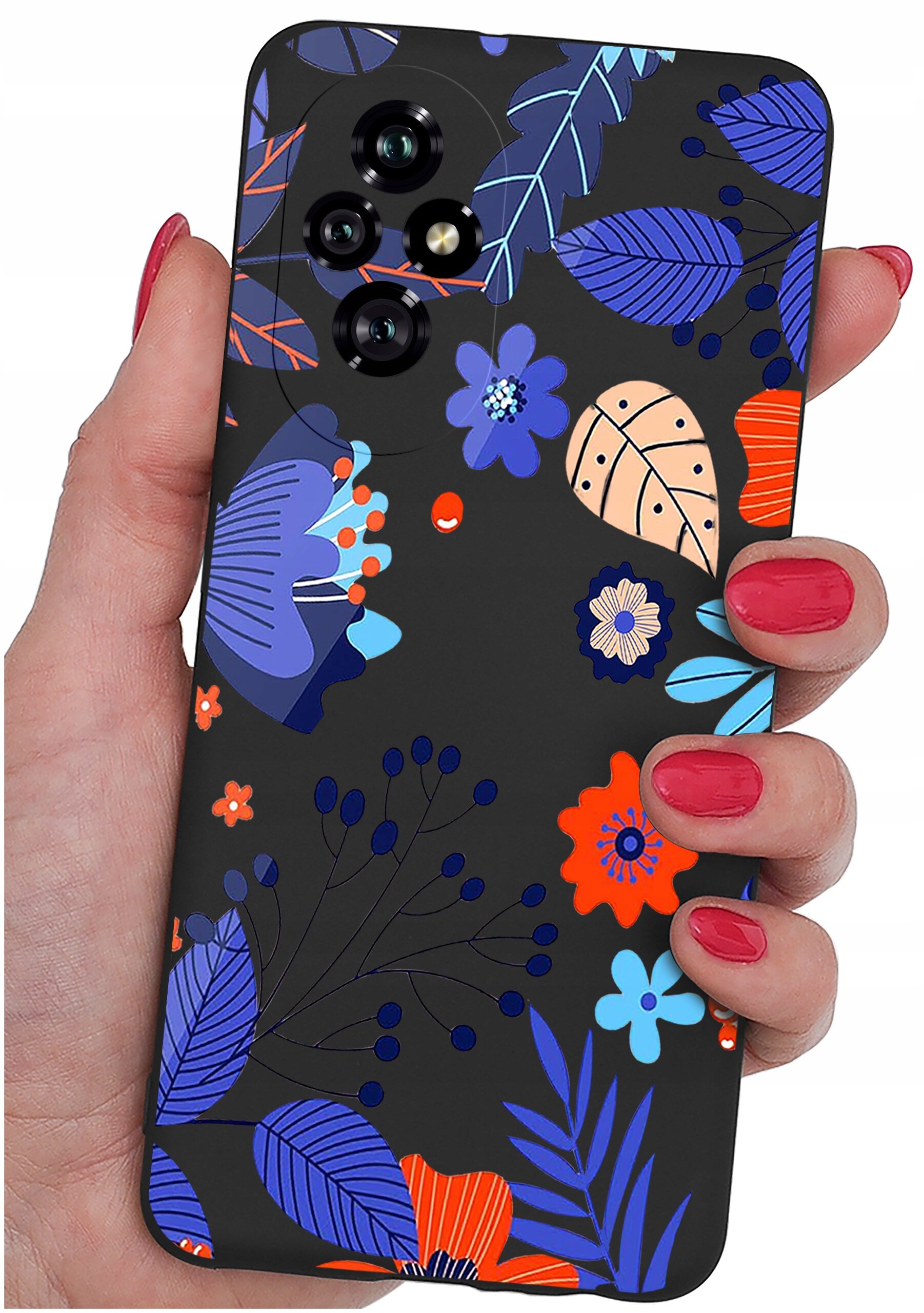 Etui na telefon z kolorowym, kwiatowym wzorem w odcieniach niebieskiego, pomarańczowego i fioletowego, trzymane w dłoni z pomalowanymi na czerwono paznokciami.