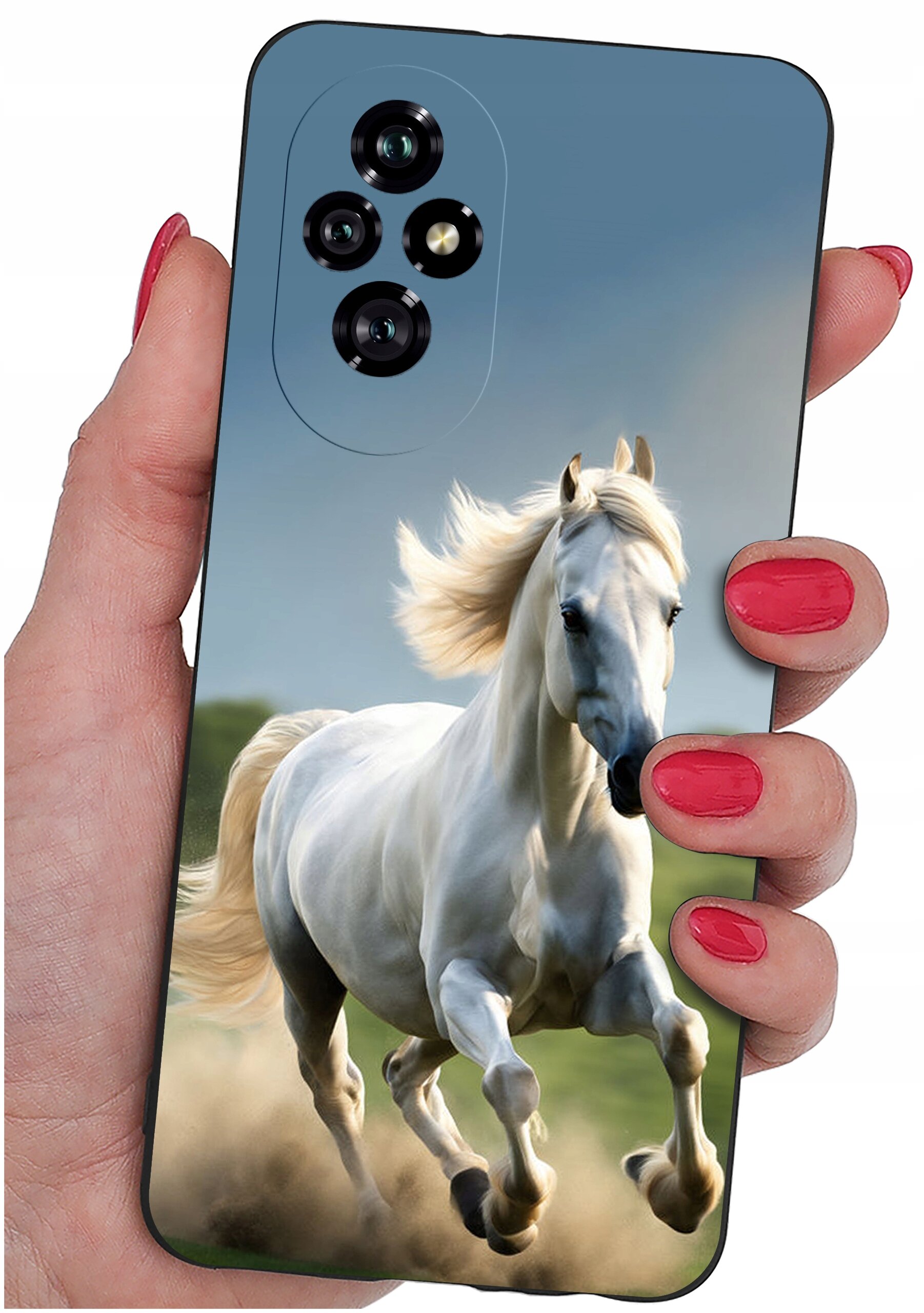 Etui na telefon z nadrukiem galopującego białego konia na tle nieba i trawy, trzymane w dłoni z pomalowanymi na czerwono paznokciami. Widoczne są trzy obiektywy aparatu i lampa błyskowa.