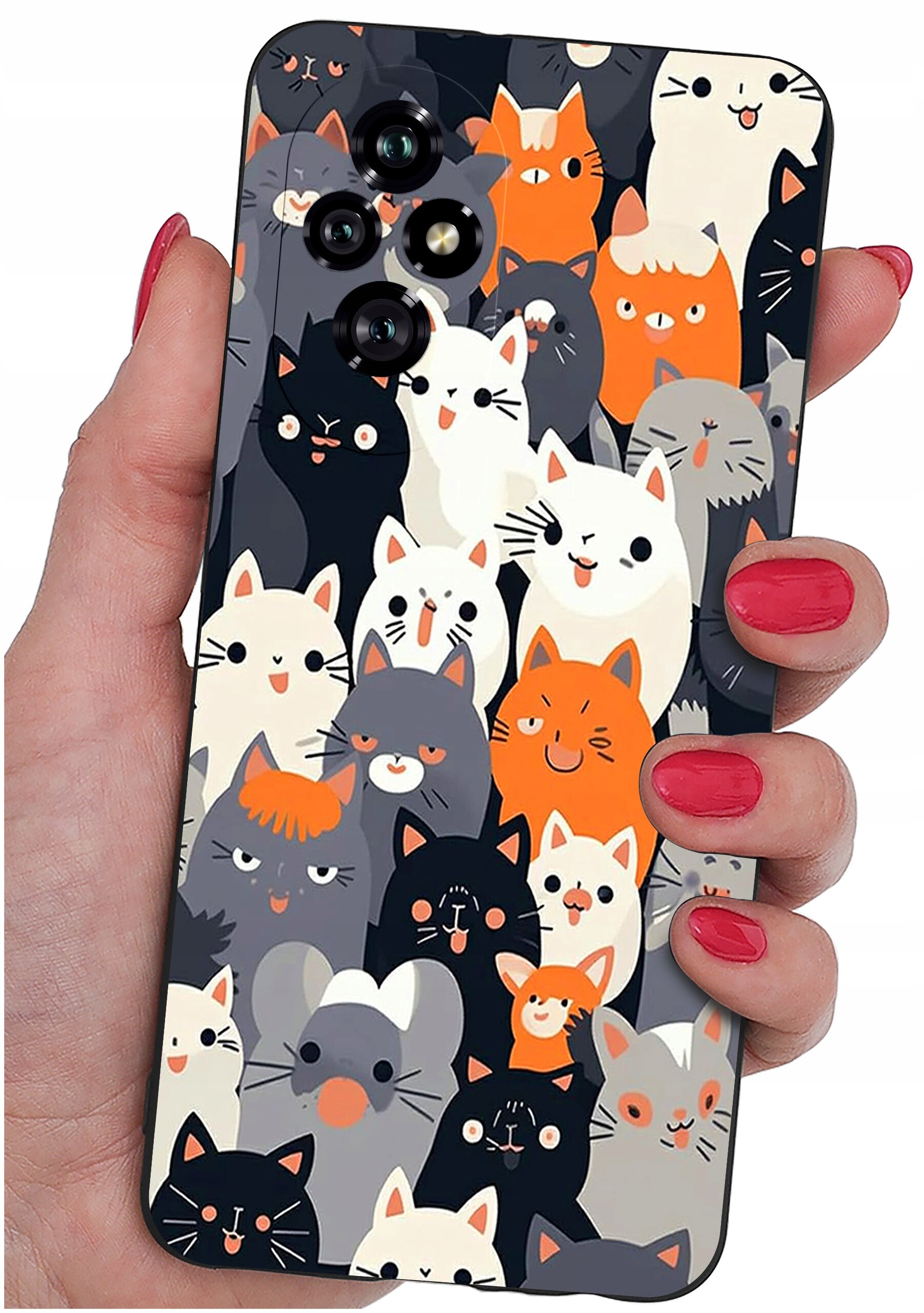 Etui na telefon z kolorowym wzorem przedstawiającym różne koty w odcieniach bieli, czerni, szarości i pomarańczu. Etui trzymane jest w dłoni z pomalowanymi na czerwono paznokciami.