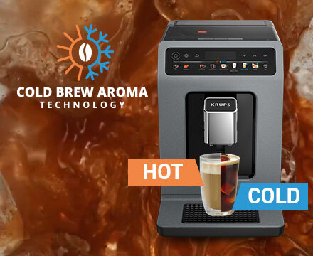 Ekspres do kawy z logo KRUPS, z przodu widoczny jest szklany kubek z kawą. Obok ekspresu znajduje się napis \'COLD BREW AROMA TECHNOLOGY\' oraz oznaczenia \'HOT\' i \'COLD\'.