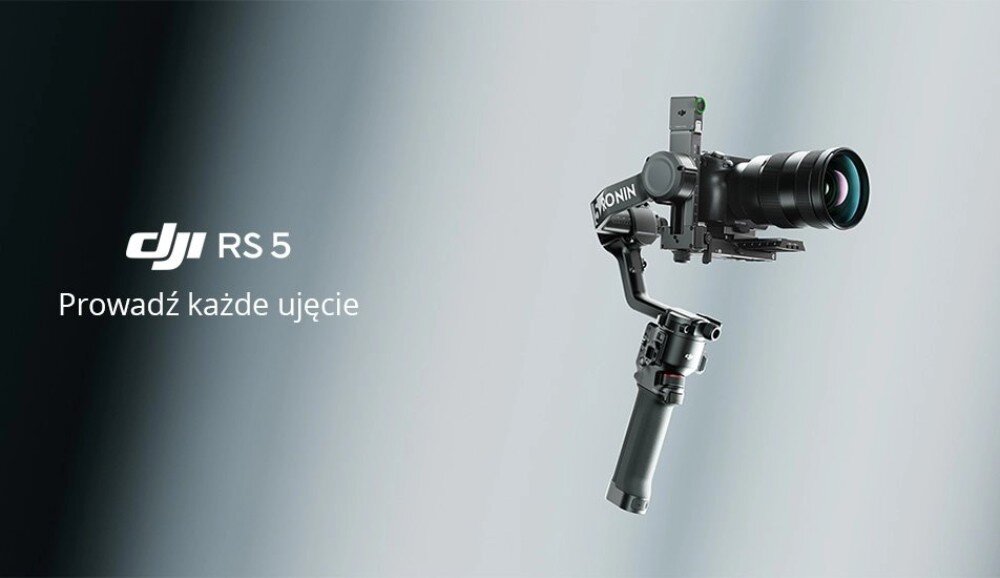 Na obrazie widoczny jest gimbal z zamontowanym aparatem, a obok znajduje się tekst: \'DJI RS 5 Prowadź każde ujęcie\'.