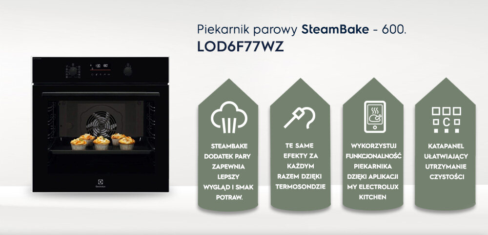 Na obrazie widoczny jest czarny piekarnik parowy z otwartymi drzwiczkami, w którym znajdują się wypieki. Obok piekarnika znajdują się cztery ikony z tekstami: \'STEAMBAKE DODATEK PARY ZAPEWNIA LEPSZY WYGLĄD I SMAK POTRAW.\', \'TE SAME EFEKTY ZA KAŻDYM RAZEM DZIĘKI TERMOSONDZIE\', \'WYKORZYSTUJ FUNKCJONALNOŚĆ PIEKARNIKA DZIĘKI APLIKACJI MY ELECTROLUX KITCHEN\', \'KATAPANEL UŁATWIAJĄCY UTRZYMANIE CZYSTOŚCI\'.