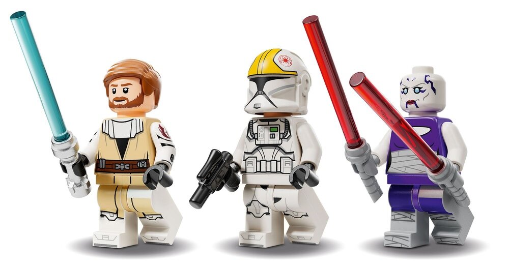 Trzy figurki LEGO przedstawiające postacie z serii Star Wars, każda z mieczem świetlnym w różnych kolorach. Figurka pośrodku trzyma dodatkowo czarny pistolet.