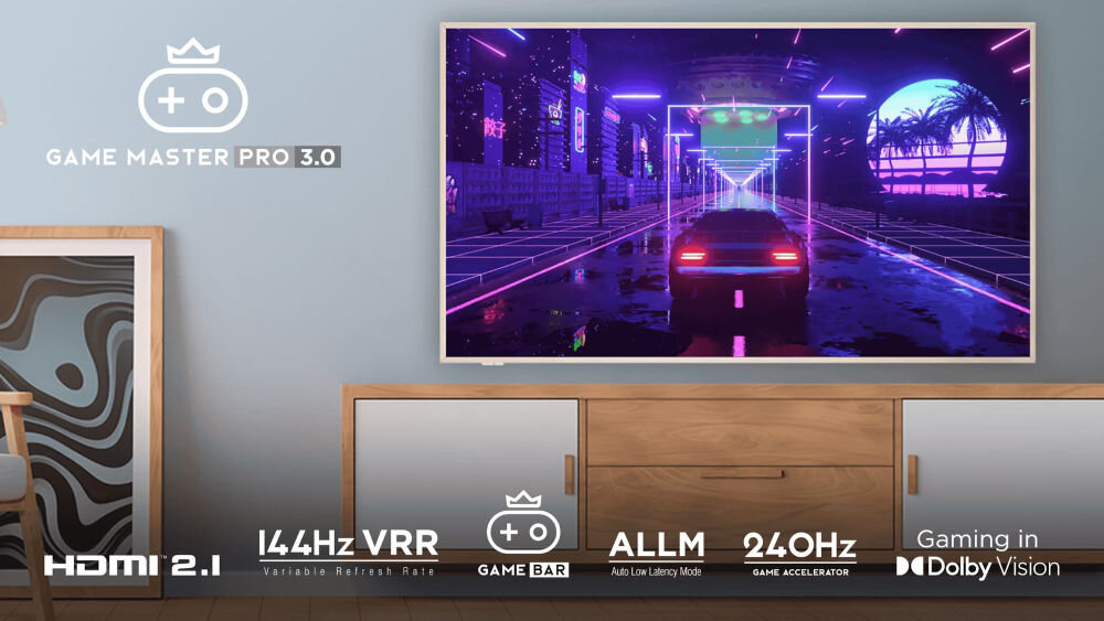 Na ścianie wisi telewizor wyświetlający grę z neonowymi światłami i samochodem. Na obrazie widoczne są napisy: \'GAME MASTER PRO 3.0\', \'HDMI 2.1\', \'144Hz VRR\', \'GAME BAR\', \'ALLM\', \'240Hz\', \'Gaming in Dolby Vision\'.