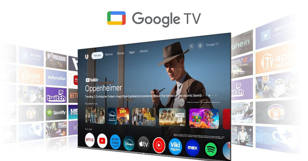 Na obrazie widoczny jest ekran telewizora z interfejsem Google TV, na którym wyświetlane są różne aplikacje i filmy, w tym \'Oppenheimer\'. W tle znajdują się ikony popularnych aplikacji takich jak Netflix, YouTube i Spotify.