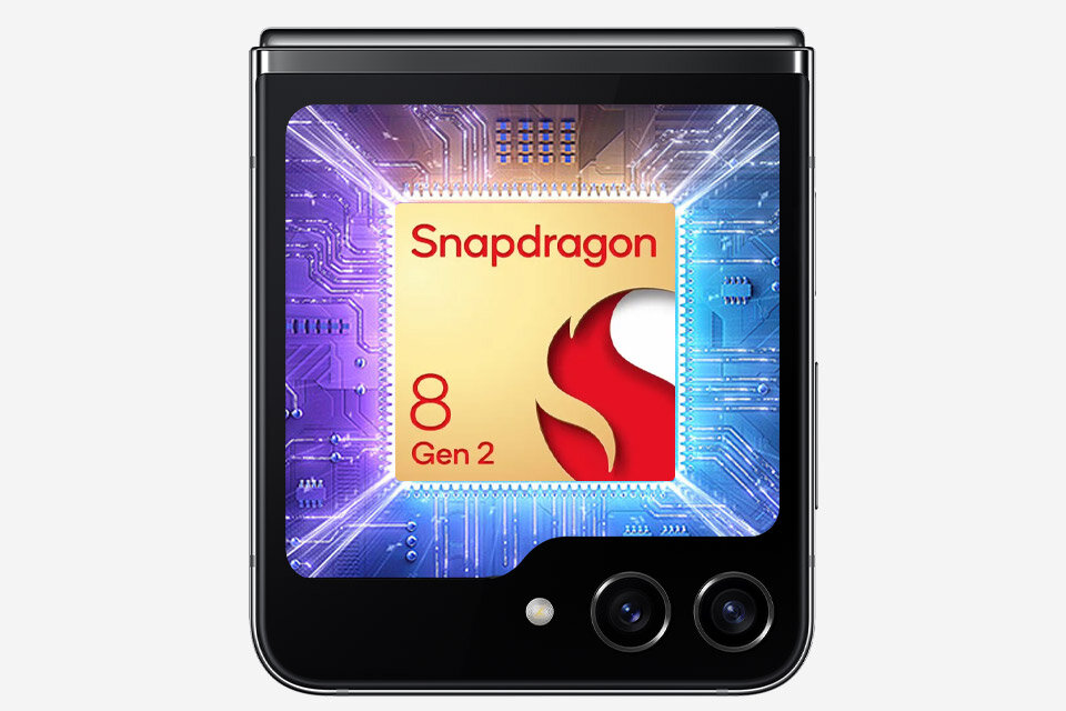 Obraz przedstawia złożony smartfon z widocznym ekranem, na którym znajduje się grafika z napisem \'Snapdragon 8 Gen 2\'. W dolnej części widoczne są dwa obiektywy aparatu.