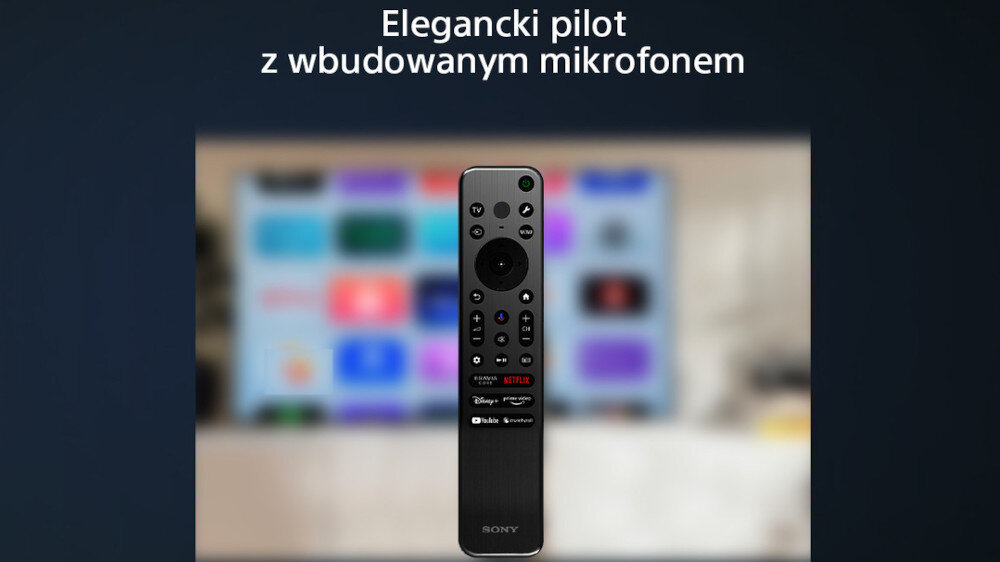 Na pierwszym planie widoczny jest elegancki pilot z wbudowanym mikrofonem, z logo SONY na dole. W tle rozmyty ekran telewizora z kolorowymi ikonami aplikacji.