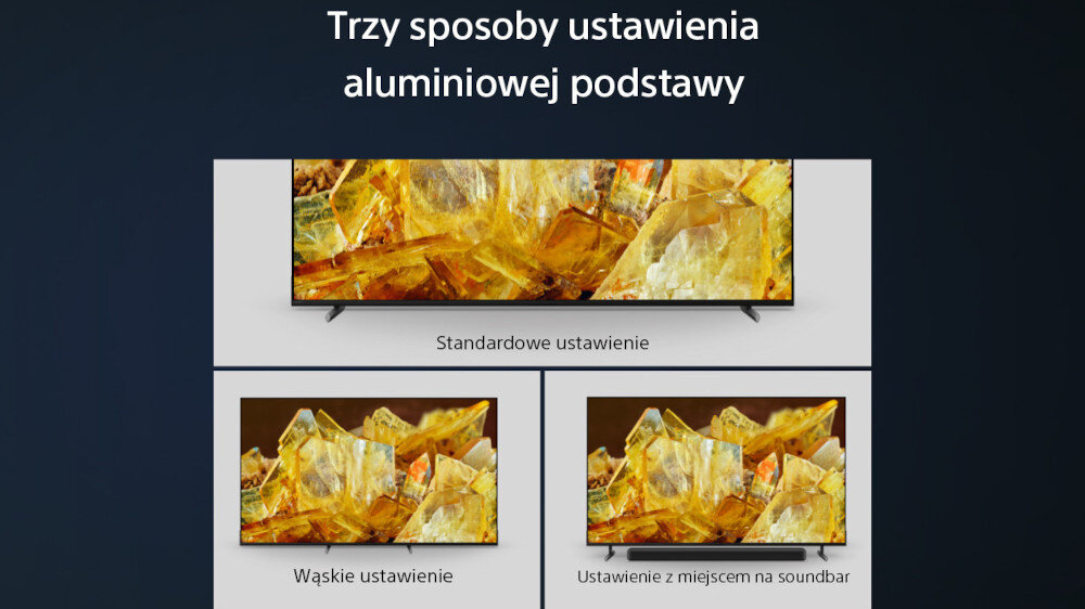 Obraz przedstawia trzy sposoby ustawienia aluminiowej podstawy telewizora z wyświetlanym kolorowym wzorem. Widoczne są podpisy: \'Standardowe ustawienie\', \'Wąskie ustawienie\' oraz \'Ustawienie z miejscem na soundbar\'.