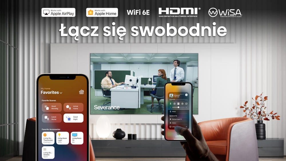 Na obrazie widoczny jest telewizor wyświetlający scenę z biura, a przed nim znajdują się dwa smartfony z aplikacjami. Na górze obrazu znajdują się loga: \'Works with Apple AirPlay\', \'Works with Apple Home\', \'WiFi 6E\', \'HDMI\', \'WiSA\' oraz napis \'Łącz się swobodnie\'.