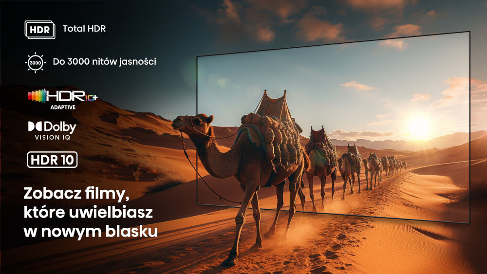 Obraz przedstawia karawanę wielbłądów na pustyni o zachodzie słońca, widoczną na ekranie telewizora. Na obrazie znajdują się napisy: \'Total HDR\', \'Do 3000 nitów jasności\', \'HDR10\', \'Zobacz filmy, które uwielbiasz w nowym blasku\', oraz logo \'Dolby Vision IQ\'.