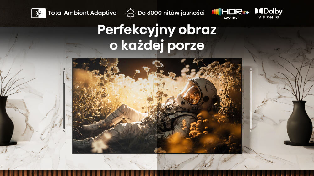 Na obrazie widoczny jest telewizor wyświetlający scenę z astronautą leżącym w polu kwiatów. Nad telewizorem znajduje się tekst: \'Perfekcyjny obraz o każdej porze\', a obok logo HDR Adaptive i Dolby Vision IQ.