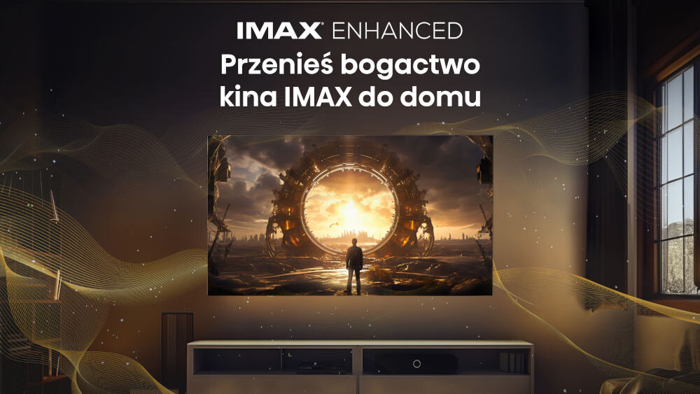 Na obrazie widoczny jest telewizor wyświetlający scenę z postacią stojącą przed dużym, świetlistym portalem. Nad telewizorem znajduje się tekst: \'IMAX ENHANCED Przenieś bogactwo kina IMAX do domu\'.