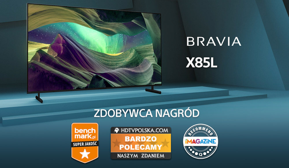 Telewizor z wyświetlanym kolorowym obrazem, obok napis \'BRAVIA X85L\'. Na dole widoczne są trzy odznaczenia: \'benchmark.pl SUPER JAKOŚĆ\', \'HDTVPOLSKA.COM BARDZO POLECAMY NASZYM ZDANIEM\', \'RECOMMENDED iMAGAZINE\'.