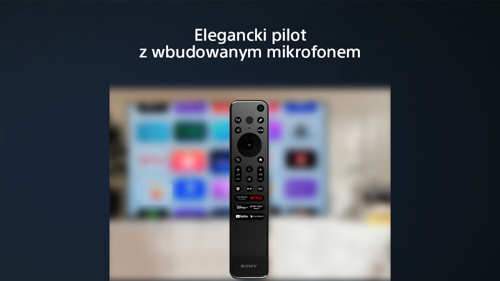 Na obrazie widoczny jest elegancki pilot z wbudowanym mikrofonem, na tle rozmytego ekranu telewizora. Na górze znajduje się tekst: \'Elegancki pilot z wbudowanym mikrofonem\'.