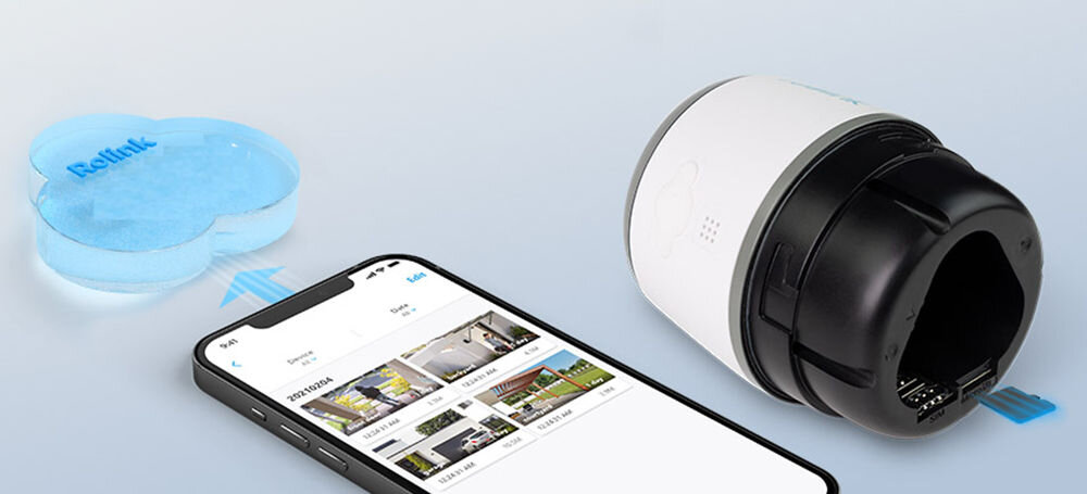 Na obrazie widoczna jest kamera o cylindrycznym kształcie oraz smartfon z aplikacją pokazującą podgląd z kamery. Obok znajduje się niebieski element w kształcie chmury z napisem \'Reolink\'.