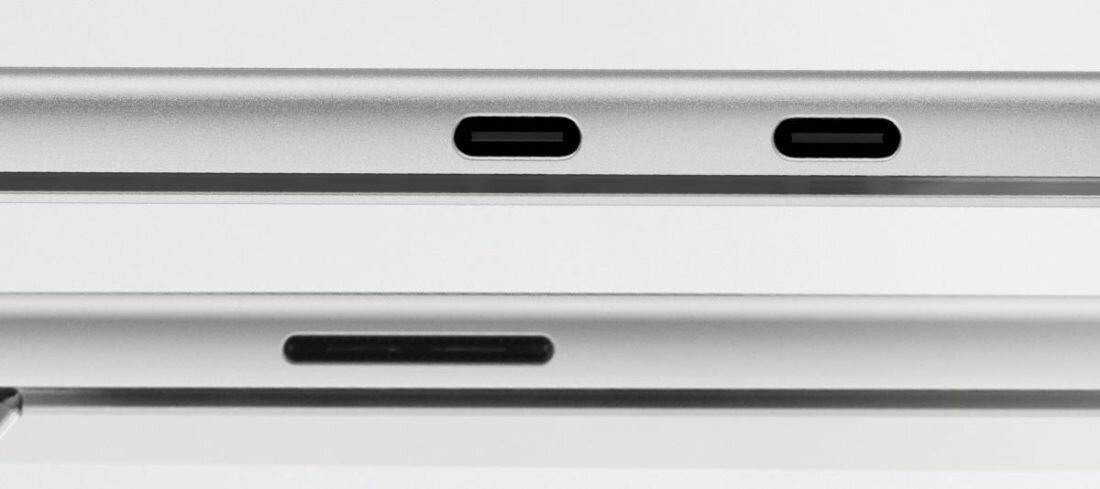Obraz przedstawia dwa srebrne urządzenia elektroniczne z widocznymi portami USB-C na krawędziach.
