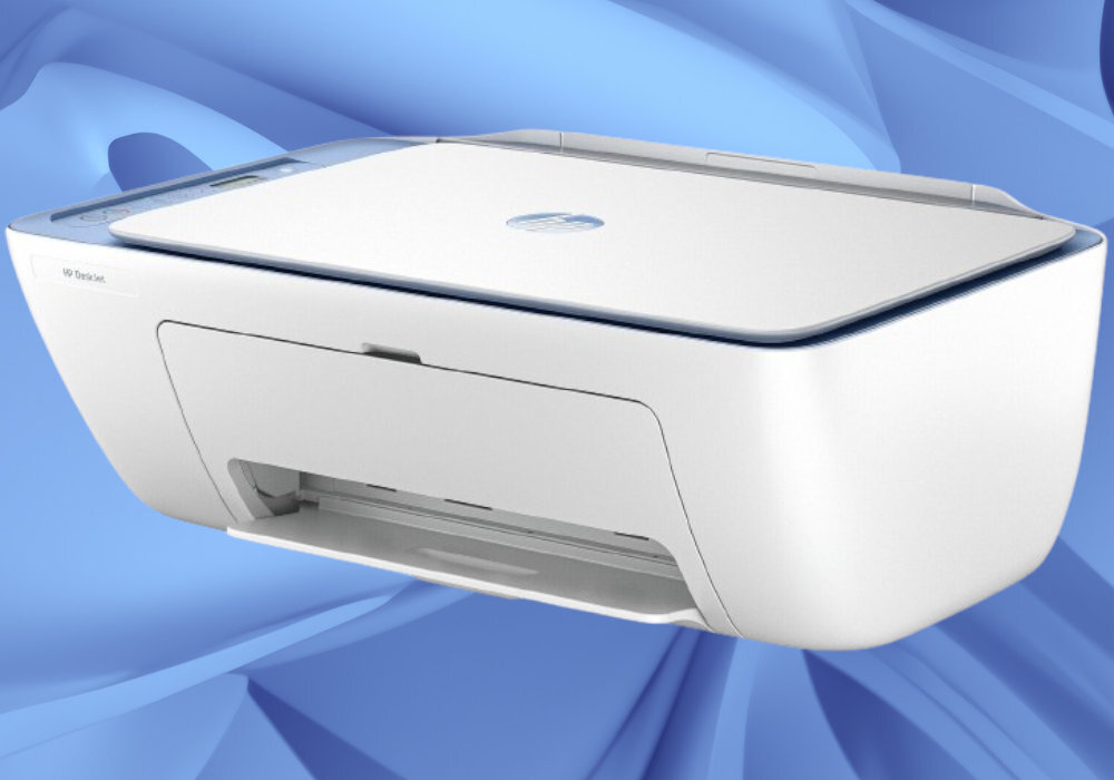 Białe urządzenie wielofunkcyjne z logo HP na górze, umieszczone na niebieskim tle. Na obudowie widoczny jest napis \'HP DeskJet\'.