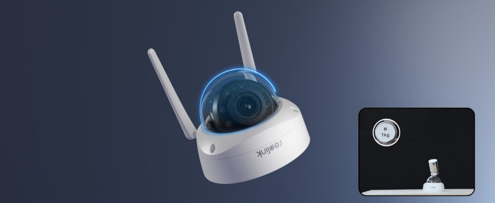 Na obrazie widoczna jest zewnętrzna kamera Wi-Fi z dwoma antenami i przezroczystą kopułą, z logo \'Reolink\'. W prawym dolnym rogu znajduje się zbliżenie na element montażowy kamery.