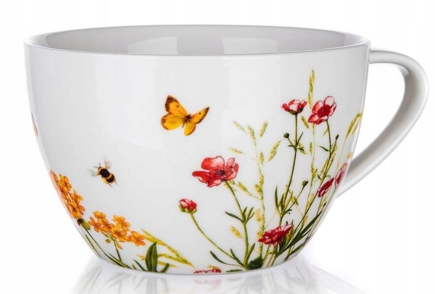 Biały ceramiczny kubek ozdobiony motywem kwiatów, motyla i pszczoły. Kubek ma uchwyt i jest przeznaczony do picia herbaty.