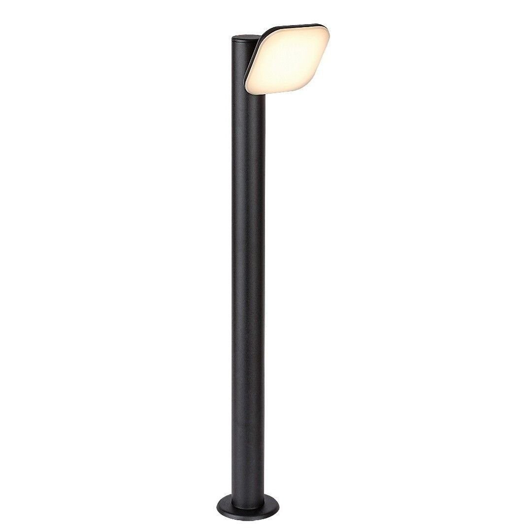 Czarna, aluminiowa lampa zewnętrzna w formie słupka z jasnym, prostokątnym kloszem na górze. Lampa ma prosty, nowoczesny design i jest przeznaczona do użytku ogrodowego.
