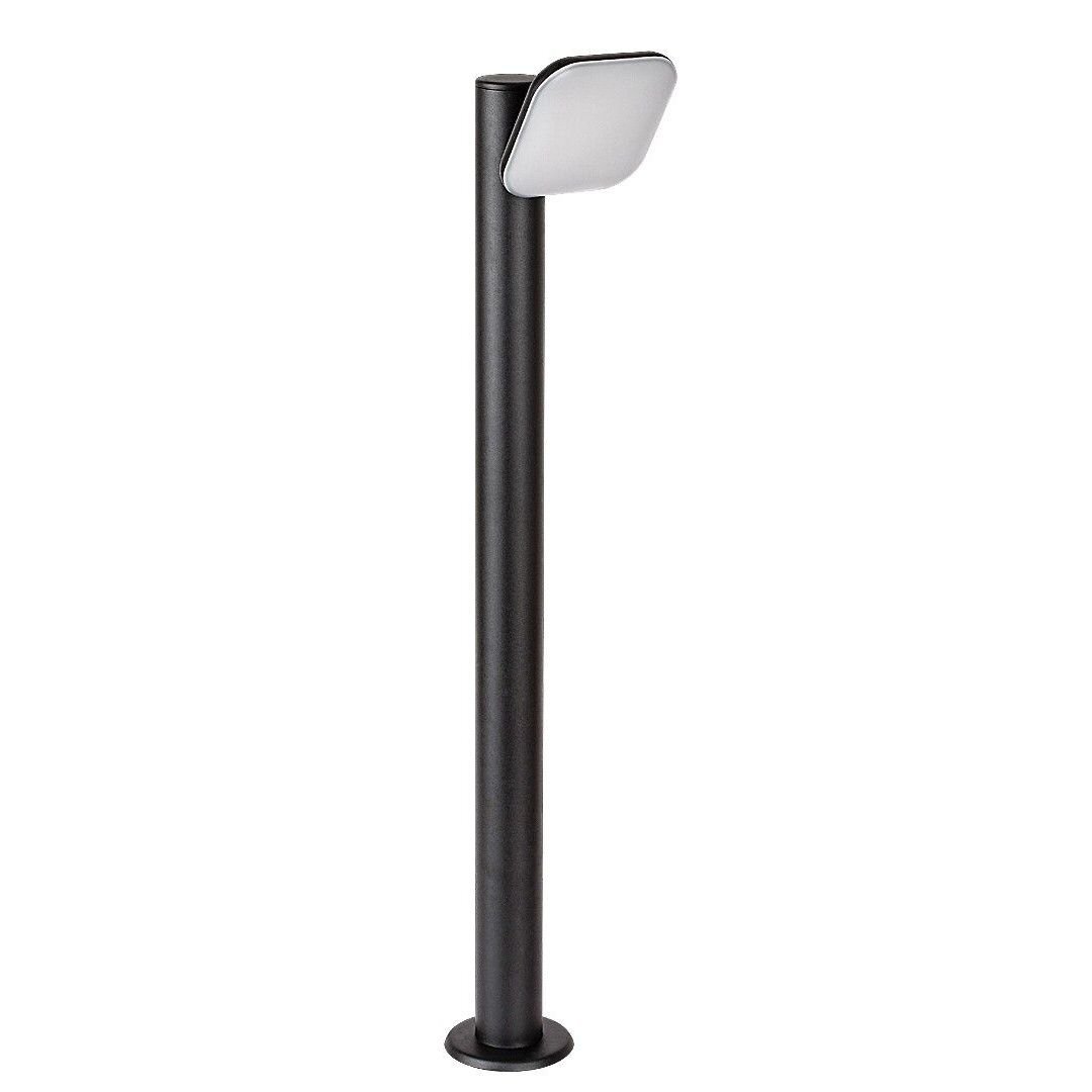 Czarna, aluminiowa lampa zewnętrzna w formie słupka z białym kloszem na górze. Lampa ma prosty, nowoczesny design i jest przeznaczona do użytku ogrodowego.