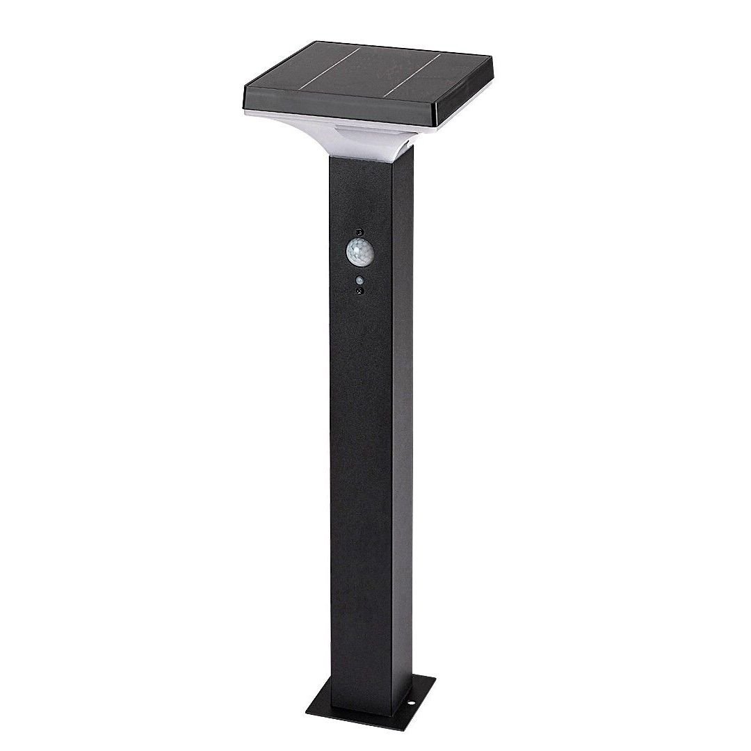 Czarna lampa solarna ogrodowa w formie słupka z płaskim panelem na górze i czujnikiem ruchu na froncie. Podstawa lampy jest kwadratowa.