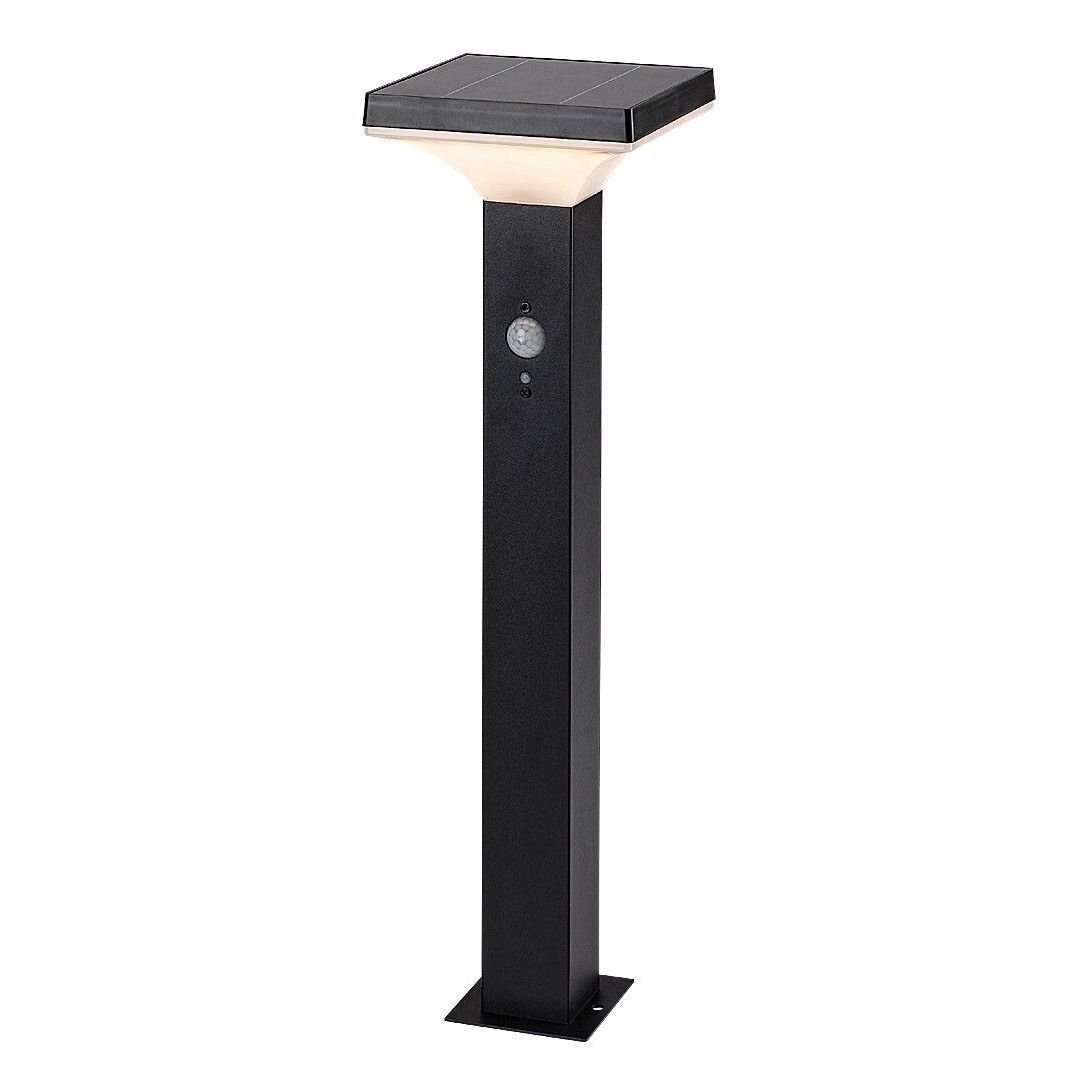 Czarna lampa solarna ogrodowa w formie słupka z płaskim, kwadratowym panelem na górze i czujnikiem ruchu na froncie. Lampa ma prosty, nowoczesny design.