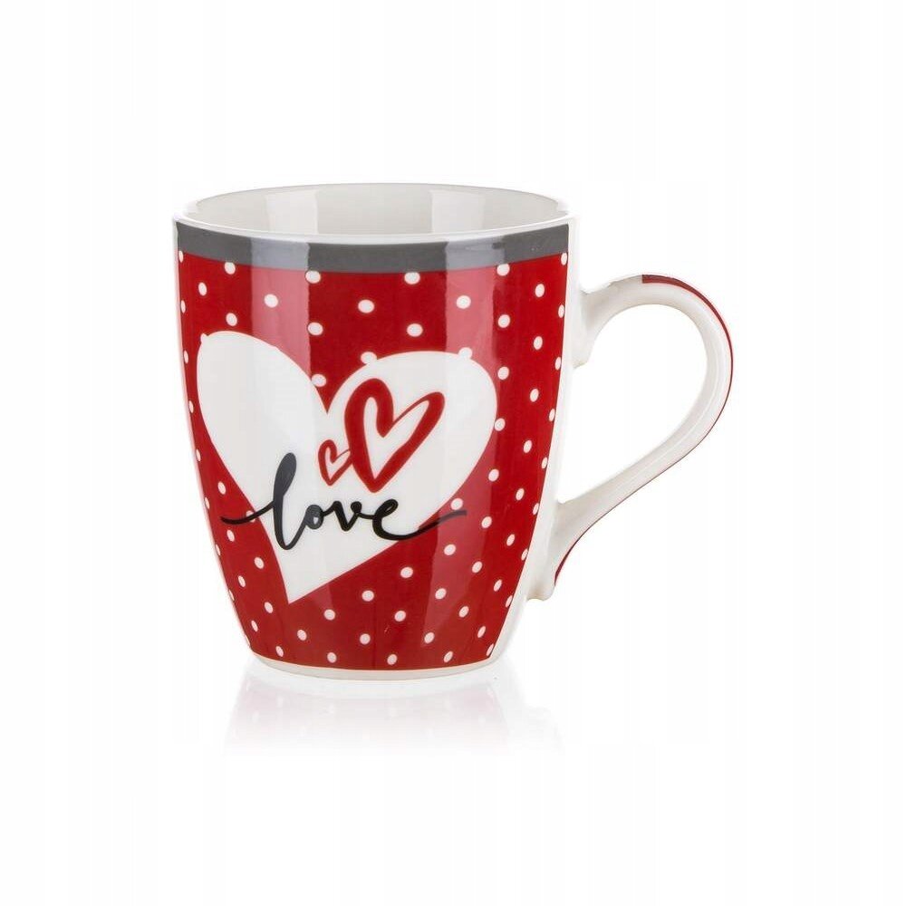 Ceramiczny kubek z czerwonym wzorem w białe kropki, ozdobiony białym sercem z napisem \'love\' i dwoma czerwonymi sercami wewnątrz. Kubek ma uchwyt i szary pasek na górze.