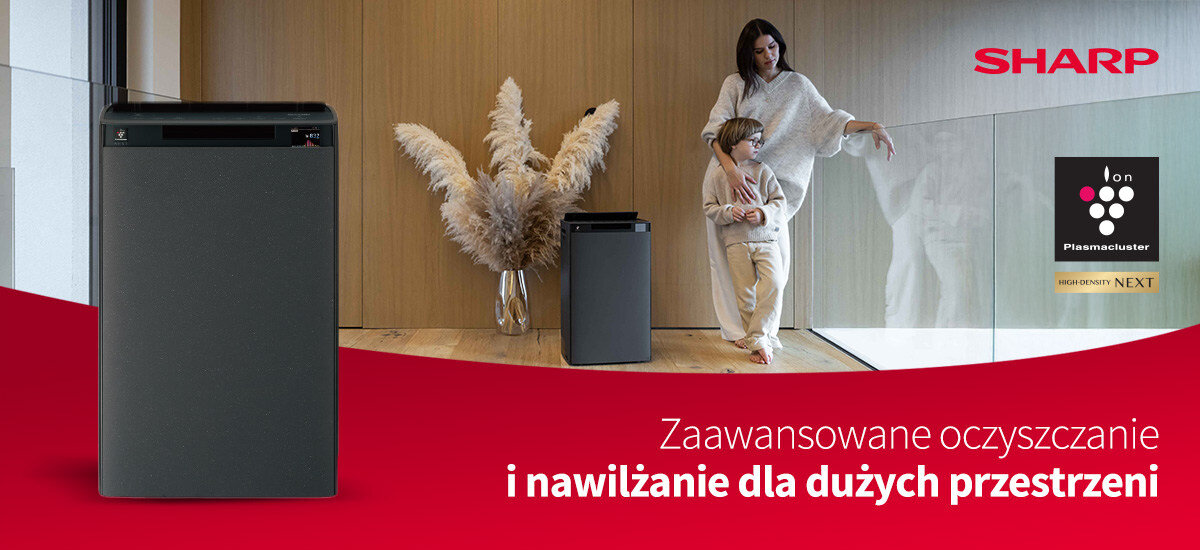 Na obrazie widoczny jest oczyszczacz powietrza na tle drewnianej ściany oraz kobieta z dzieckiem. Tekst na czerwonym tle brzmi: \'Zaawansowane oczyszczanie i nawilżanie dla dużych przestrzeni\', a w prawym górnym rogu znajduje się logo SHARP.