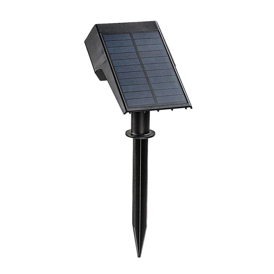 Czarny solarny reflektor dogruntowy z panelem słonecznym na górze i ostrym zakończeniem do wbicia w ziemię. Produkt przeznaczony do ogrodu lub na taras.
